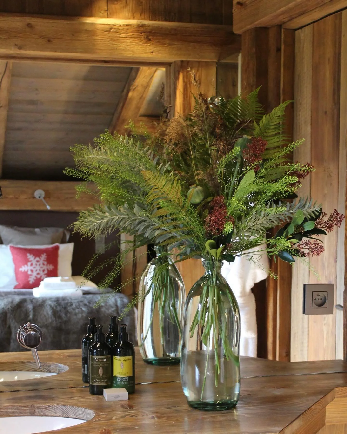 Festive sprigs and cosy textures, all gathered up to welcome you after a day in the snow 🌿❄️