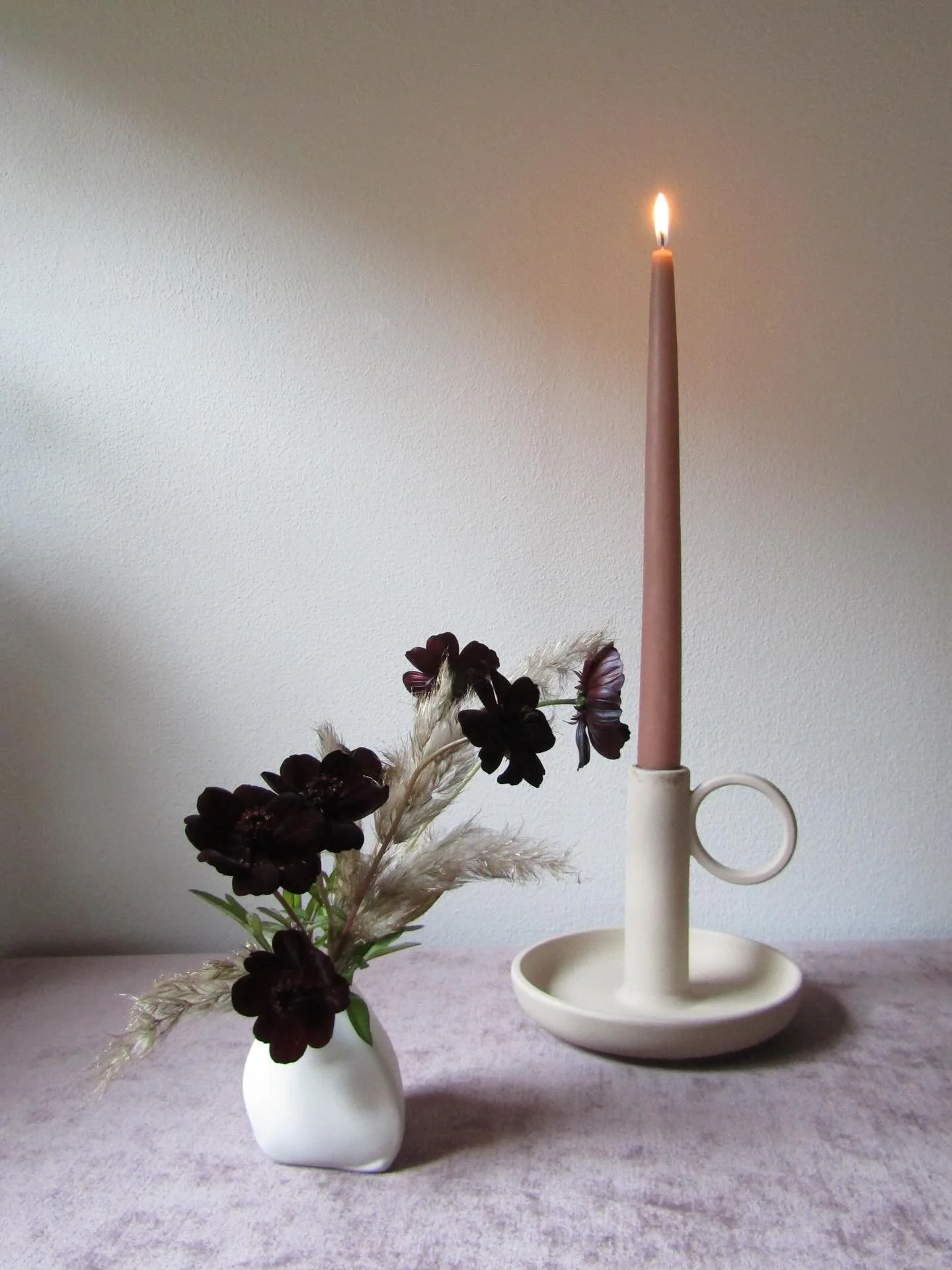 Soft festive evenings with chocolate cosmos, whispery golden pampas and candlelight &ndash; simple, seasonal magic for slow winter nights. 
#slowfestiveseason #winterstyling