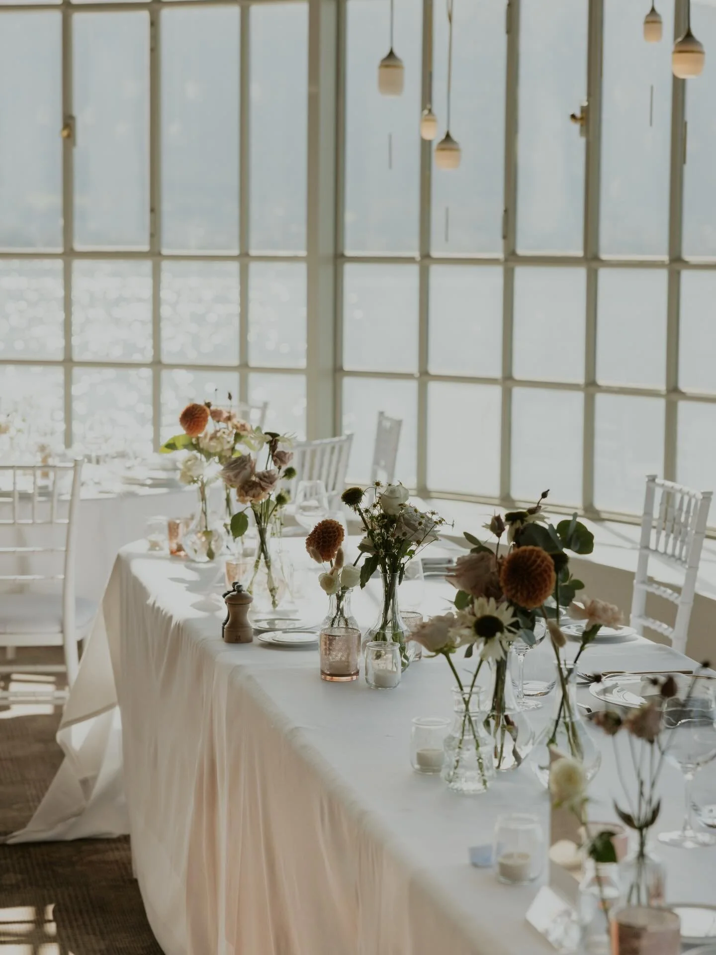 Day and night, these dainty bud vases brought little bursts of beauty to every table, soft colour, delicate texture. 
Again, a huge thanks to @juliacnt and @eola.mo for being such wonderful florists on the day!!

#WeddingFlowers #FloralDesign #TableF