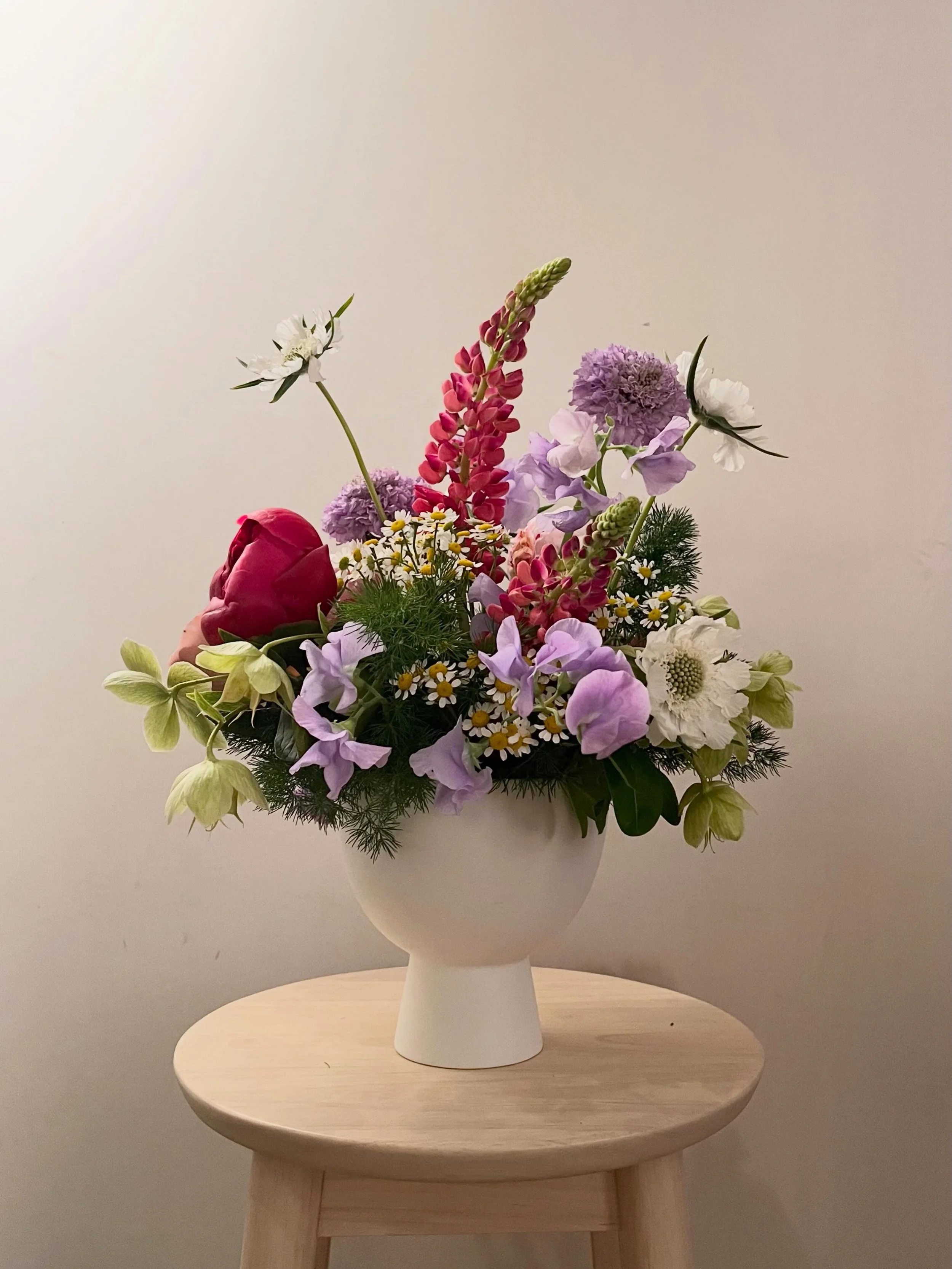 A natural, summery floral arrangement created for a wedding open day, full of soft movement, fresh colour, and beautiful seasonal detail. Such a joy to design for such a special venue... @wellington_barn 
#floraldesign #weddingflowers #summerflowers 