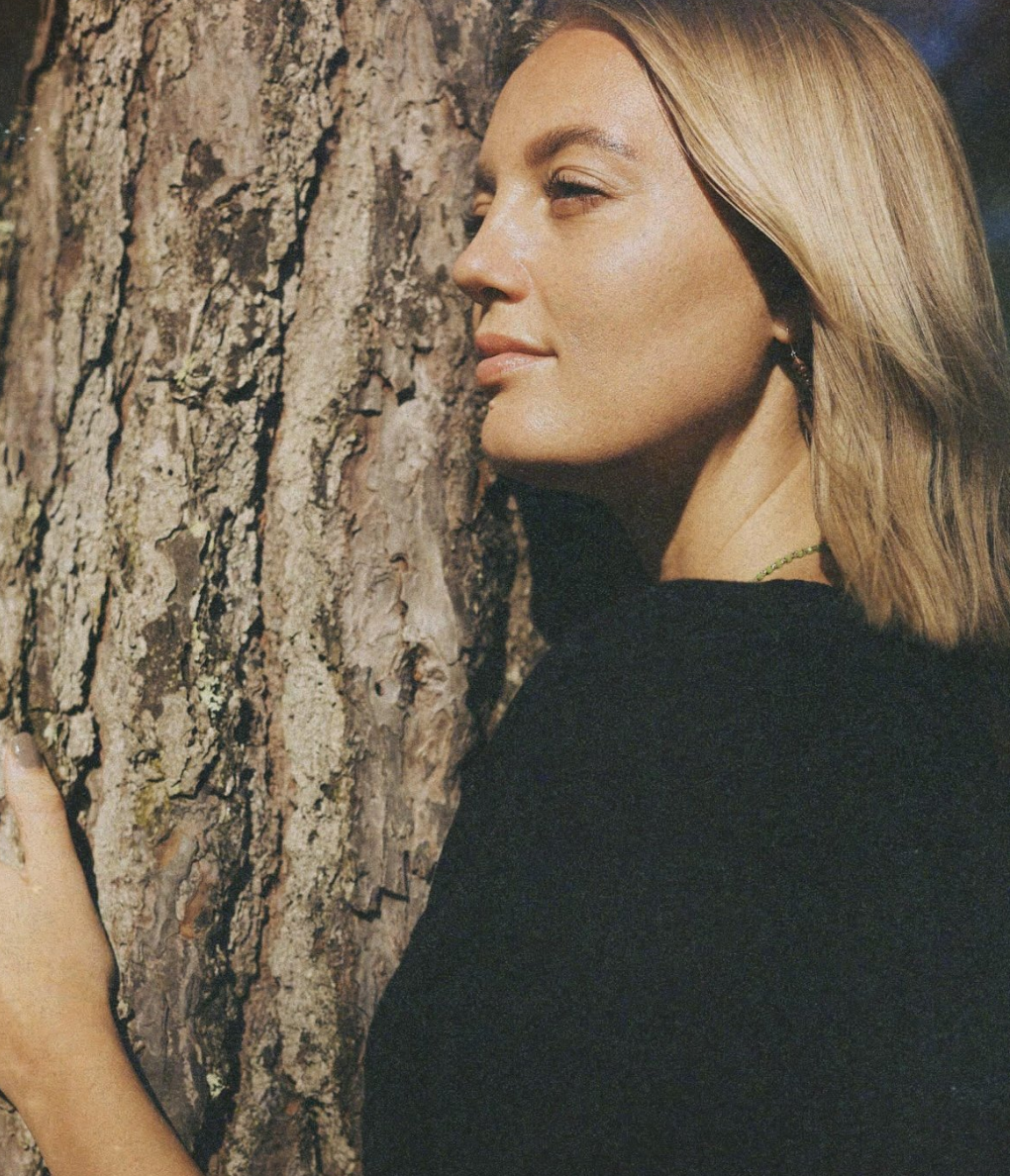 Katinka is a multifaceted practitioner dedicated to guiding individuals on their transformative journeys. Operating as a Transformational Life Coach & Mentor, Reiki Practitioner, Sound Healer, and Shamanic Arts Practitioner, she draws upon a diverse 