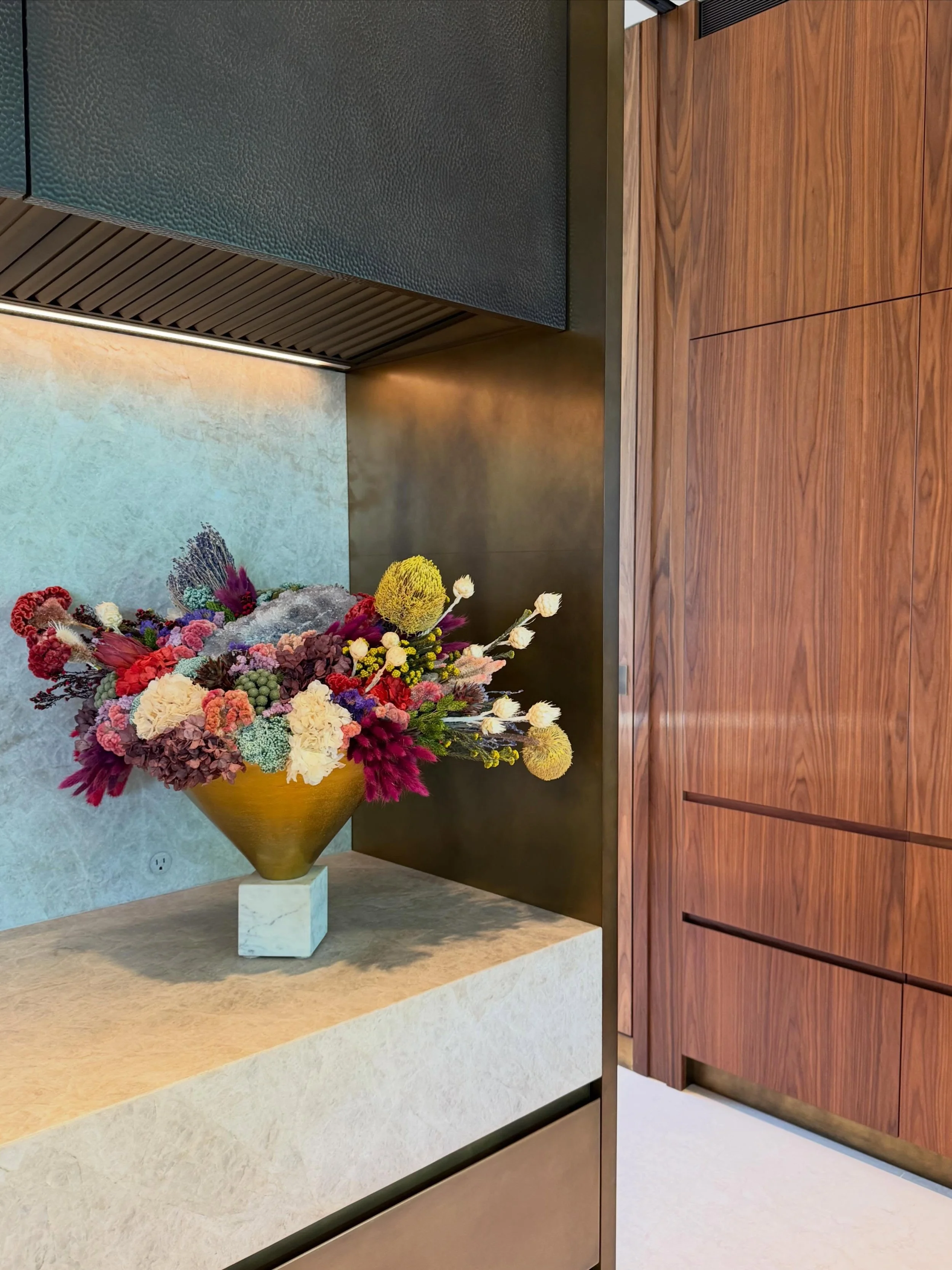 Forever in bloom. ✨

A statement piece crafted with 100% real preserved botanicals, designed to bring color, texture, and lasting beauty to this stunning luxury home. Timeless, artful, and made to be enjoyed season after season.

#TheBotanicalMix
#Lu
