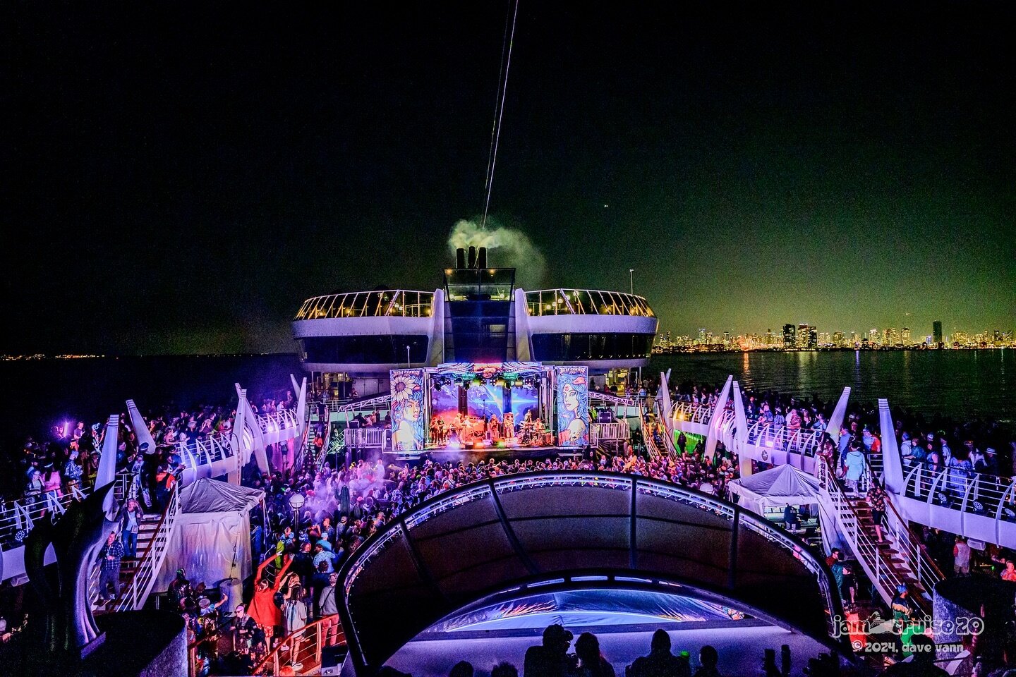 @jamcruise 20 was a TRIP&hellip;.drop a 👽 in the comments if you were in attendance!!

📸 @dv_in_sf