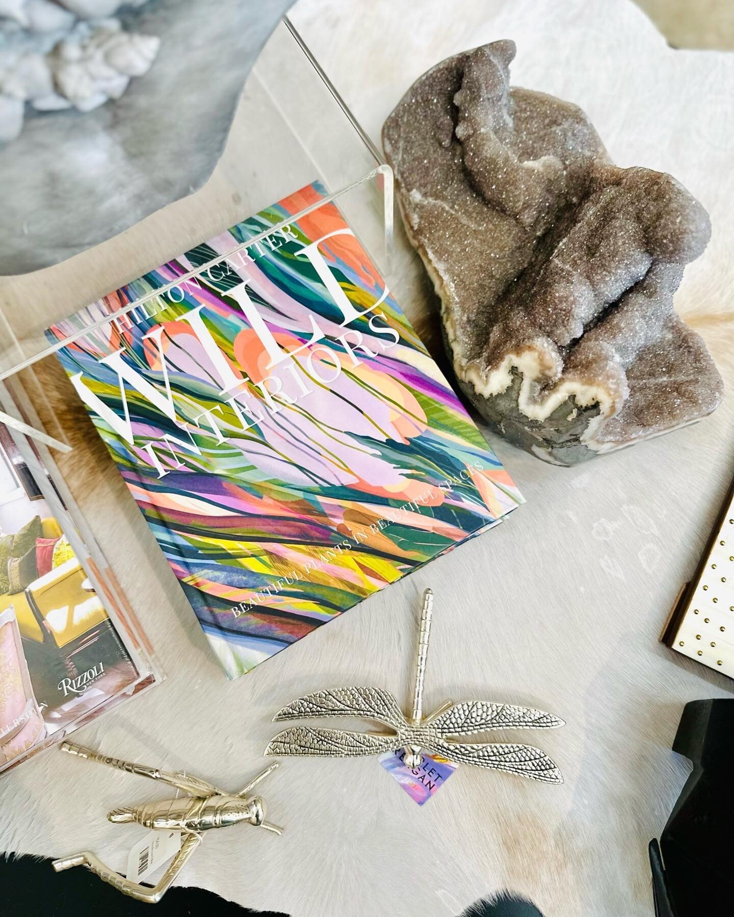 Discover the art of home styling with our curated collection of table books. Let your coffee table tell a story. ✨

#homedecoritems #dallas #dallasdecor #dallasdecorators #dallasdecorator #dallasbusiness #dallasbusinesswomen #dallasbusinessowners #da