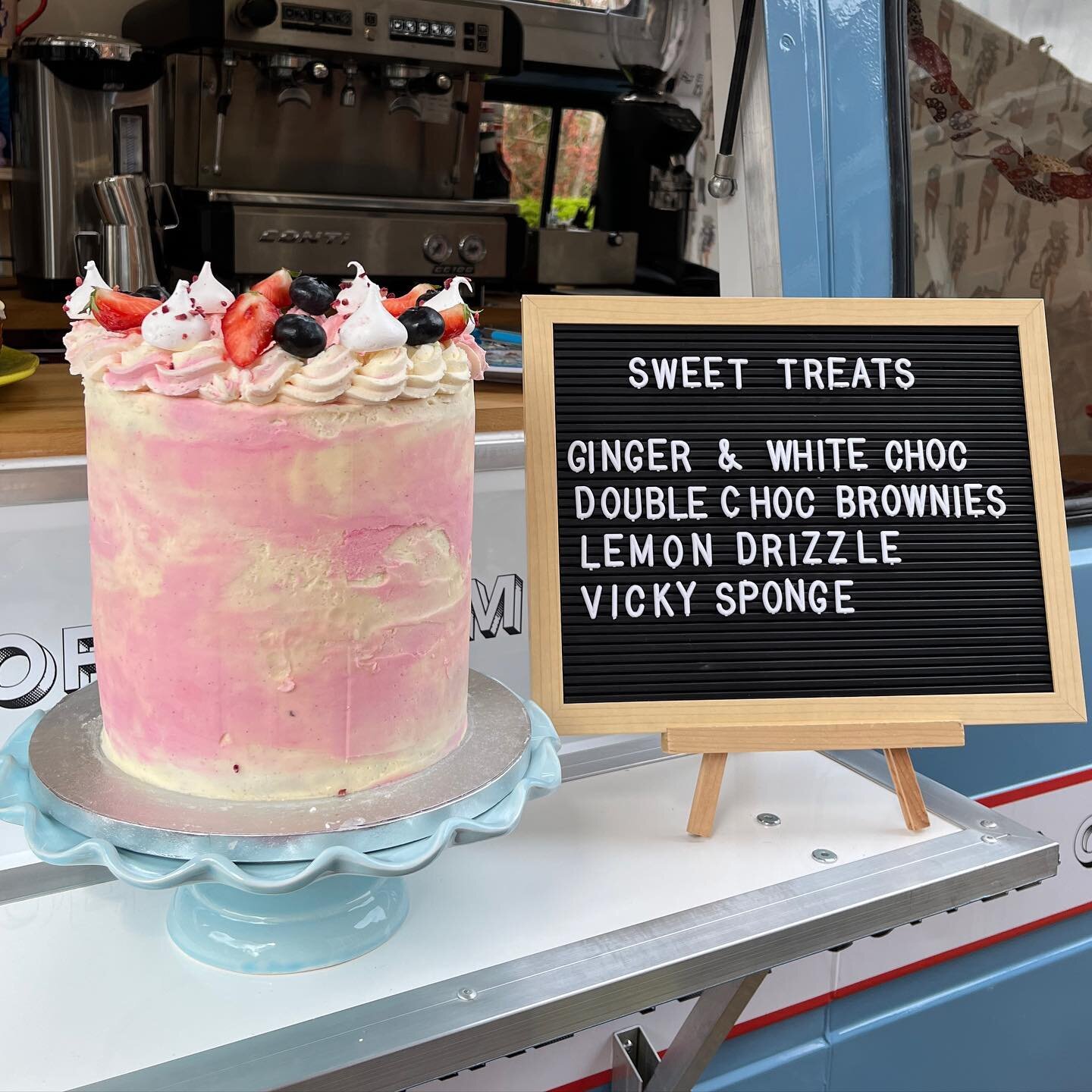 We&rsquo;ve had the most fantastic day on the van today🤍

Just a little spotlight post for the cakes, which need all of the love !! 

🏷️
#bakery #cakedecorating #cakelover #hertfordshire