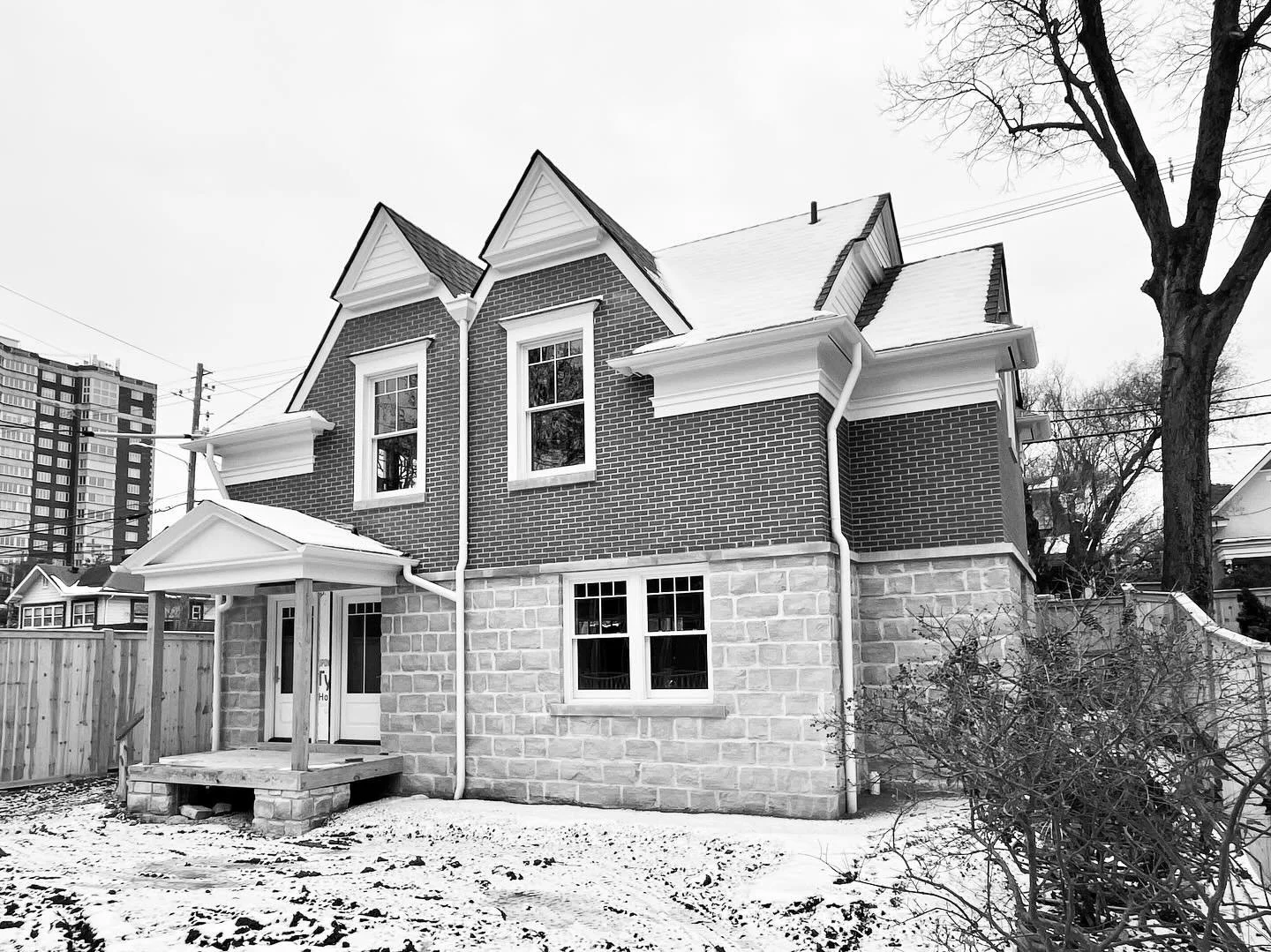 Some more progress at this Cherokee Triangle carriage house! My clients and I were committed to designing a new structure that blends seamlessly into the neighborhood&rsquo;s eclectic, historic character. Thanks to @wilkinsonbuilders for bringing it 