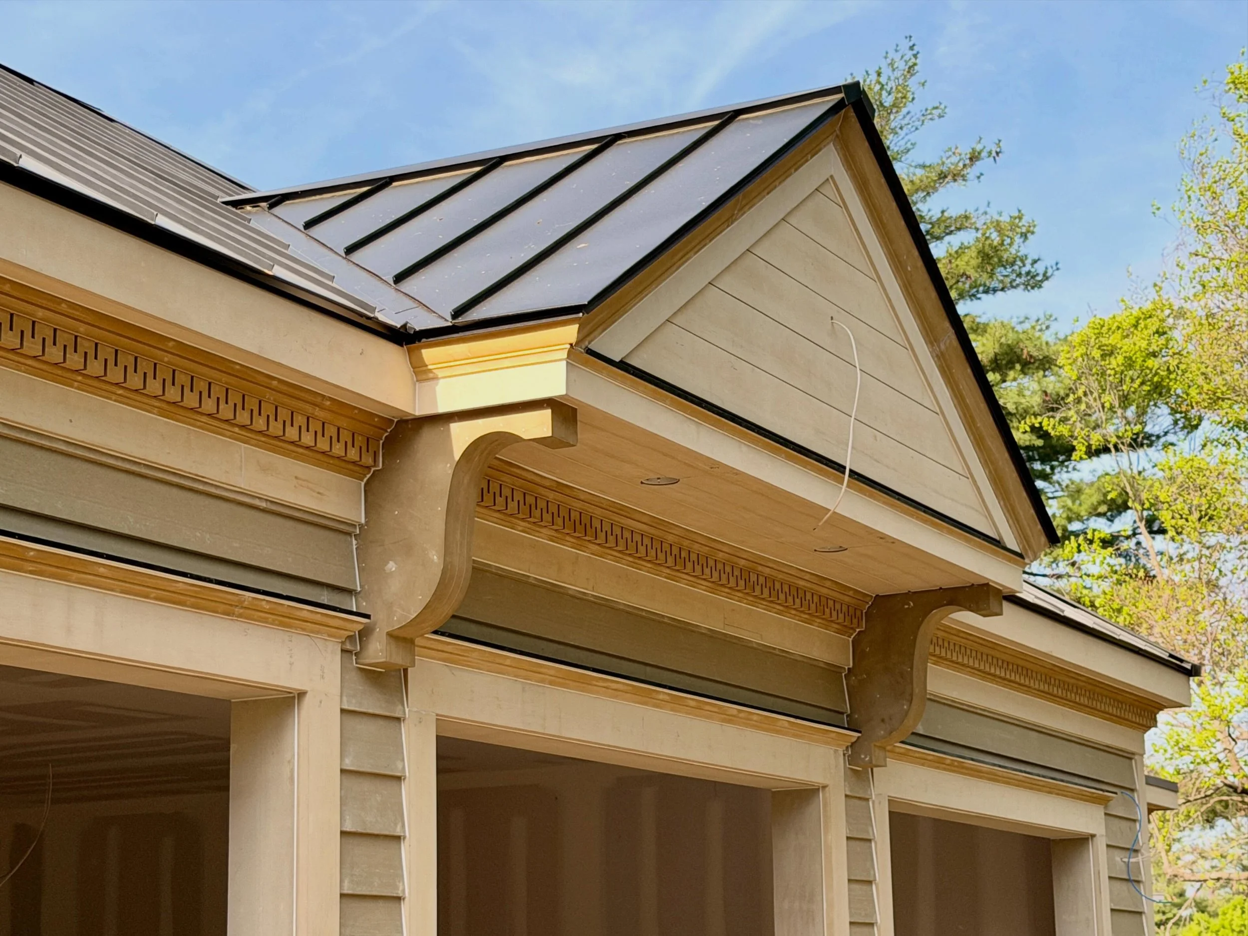 Homes can and should be beautiful on every side. Garages are often treated like an afterthought, but the right details can make them feel like an important part of the architecture instead of just a place to park.

Builder: @espositoconstruction 

#a