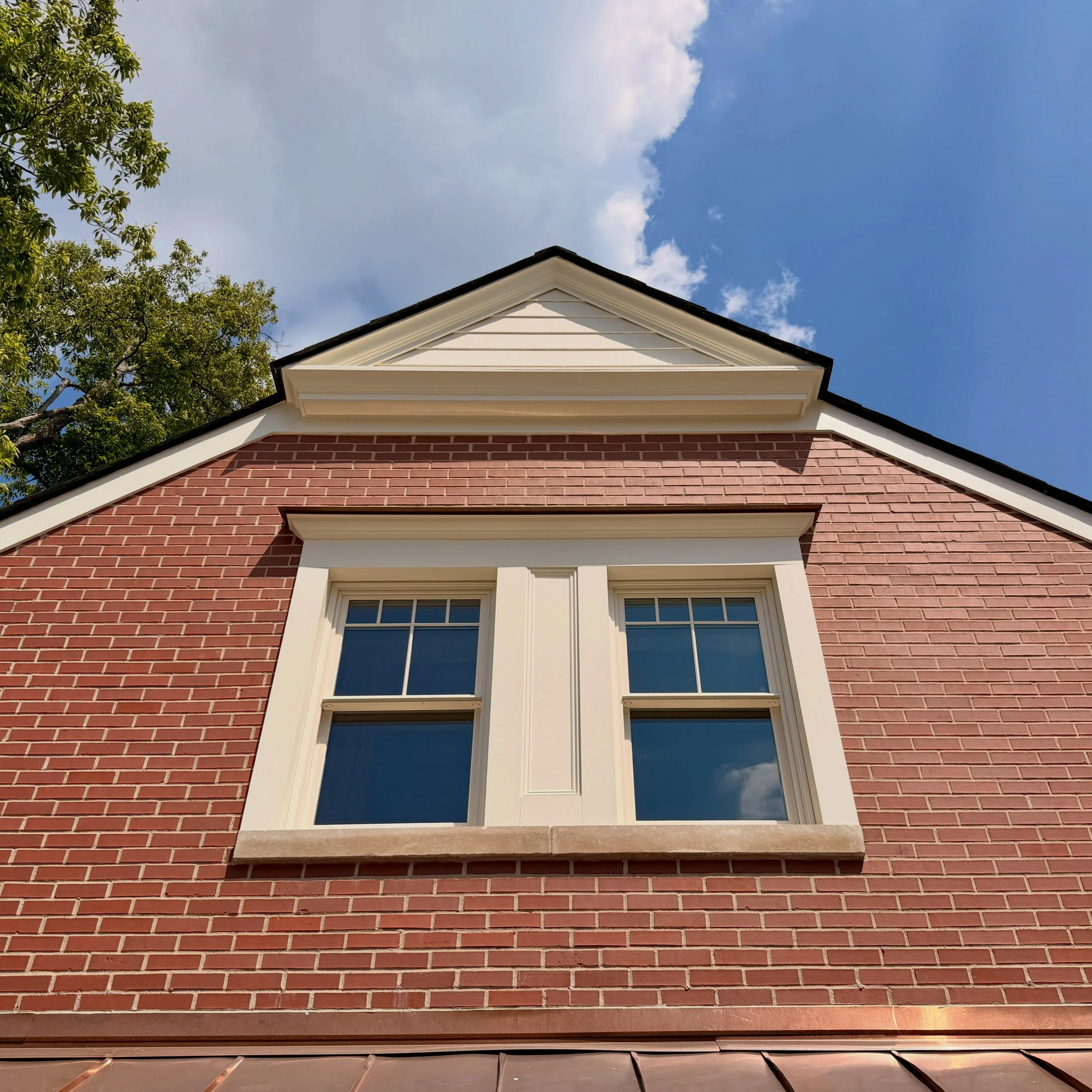 Detail from a recent new construction carriage house in the historic district of Cherokee Triangle. After some of the new wears off, this one should blend right in with the century homes all around it. 

Builder: @wilkinsonbuilders

#architecture #tr