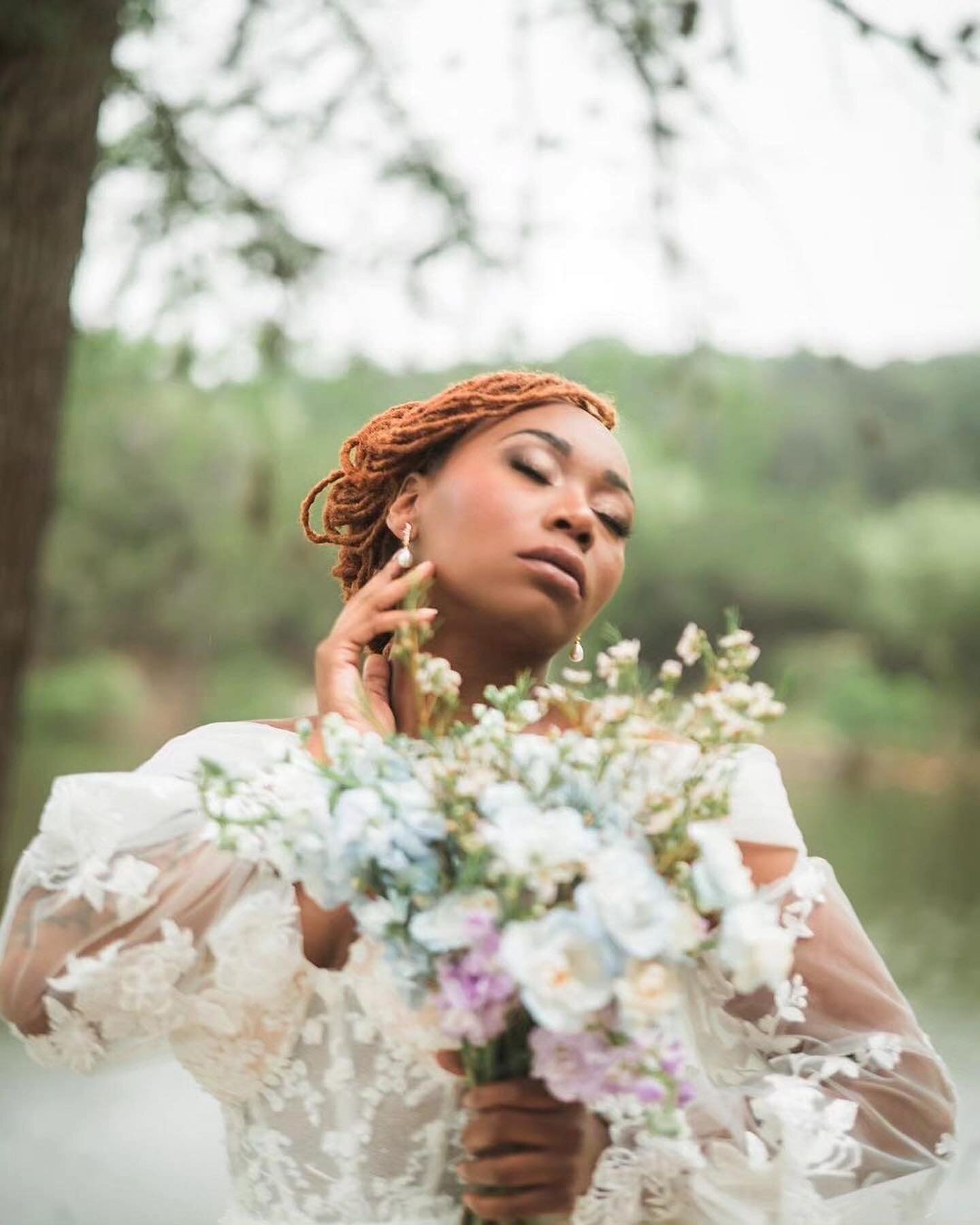 This bride is absolute fire!

@nyeusi_almasi 
@laynilous 
@hairstyles_claudiaorozco
@livbeautified 
@photosbysarahthompson
@bellesoulflorals 
@oliviagracebridal 
@thepreserveatcanyonlake