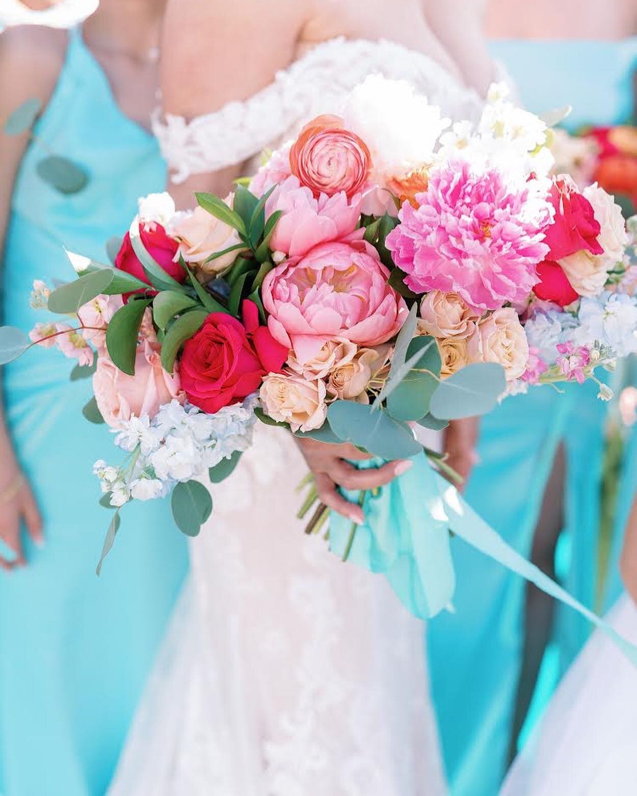 This palette! These peonies! These colors!