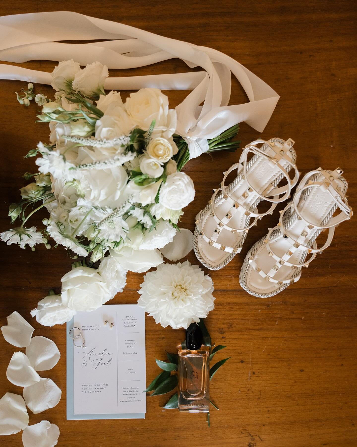 Amelia&rsquo;s classic personal details of her wedding day&hellip;.

Shoes 💫
Elegant fonts 💫
Scent 💫
Jewels💫
and of course flowers by us 💫

@brycenoonephoto 
@spicersguesthouseweddings 

#weddingdetails
#personaltouches
#huntervalleyweddings
#hu