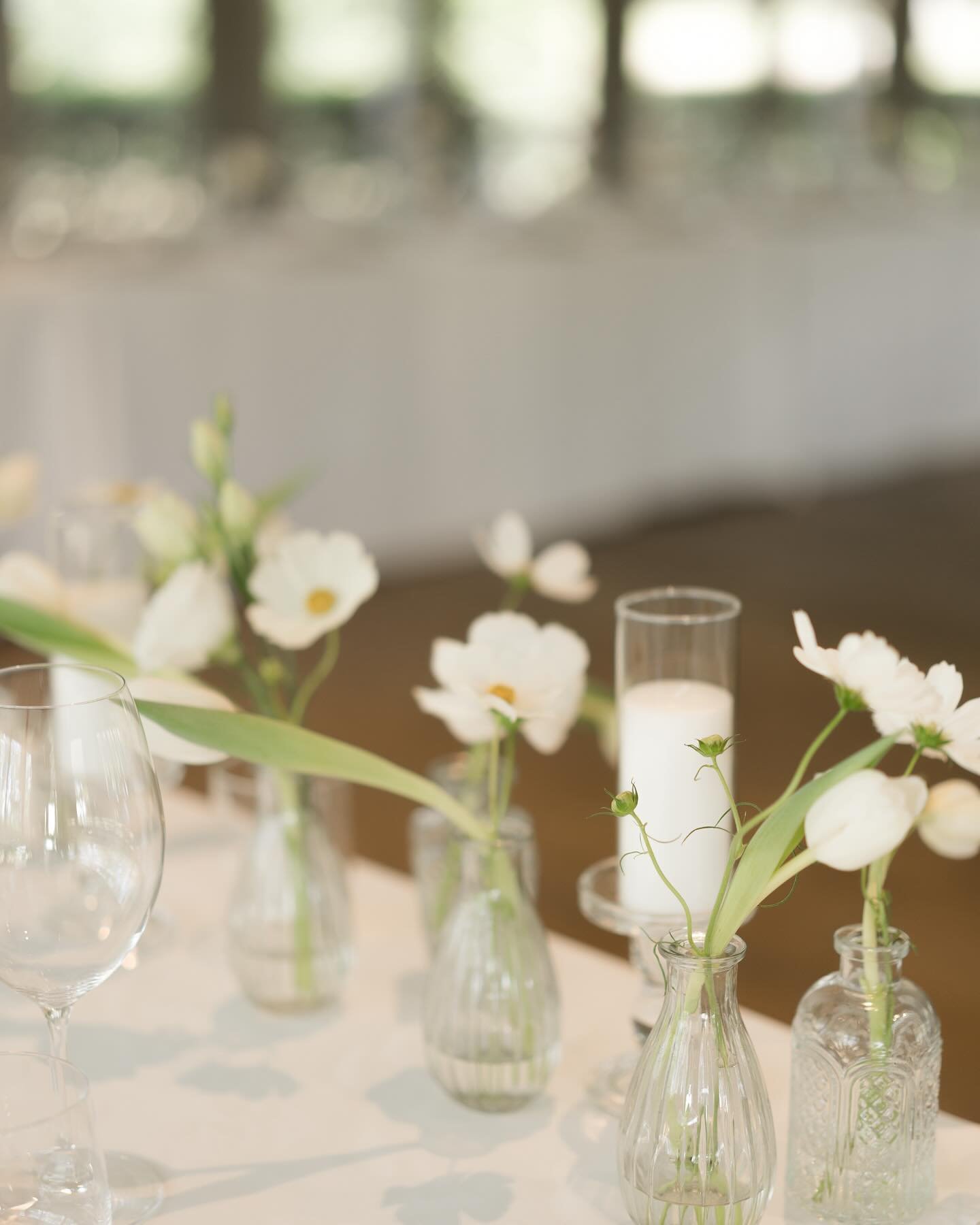 HOW MANY BUD VASES SHOULD YOU ORDER FOR YOUR RECEPTION TABLES?

Do you love the look of bud vases but you&rsquo;re unsure of how many you&rsquo;ll need? 

First of all we love the look of bud vases grouped rather than singular vases dotted down the t