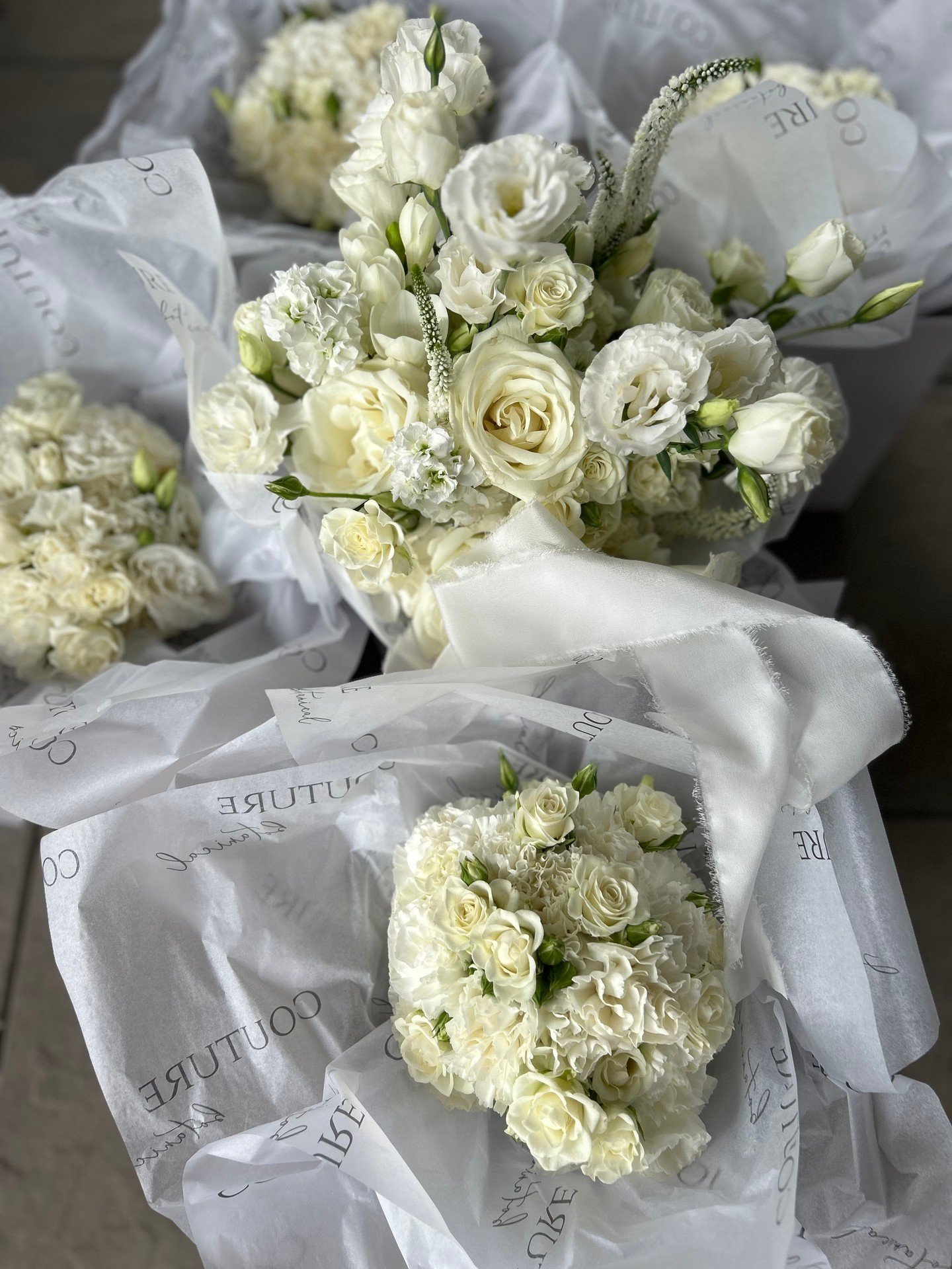 Timeless Elegance
No matter what the season, weddings are all about new beginnings, and what better way to capture that essence than with a bouquet that embodies purity and elegance? White colour, the colour of renewal and still slightly remaining sn