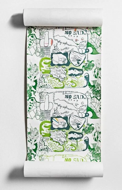 Großtiddedruck auf einem schulterlangen, weißen Papier. Das Design enthält Blätter, Teddybären, Dinosaurier, Handzeichen, Sprechblasen mit Texten wie 'NO SAD' und 'Weig singlåmme', sowie andere Illustrationen in Grün, Schwarz und Blau.