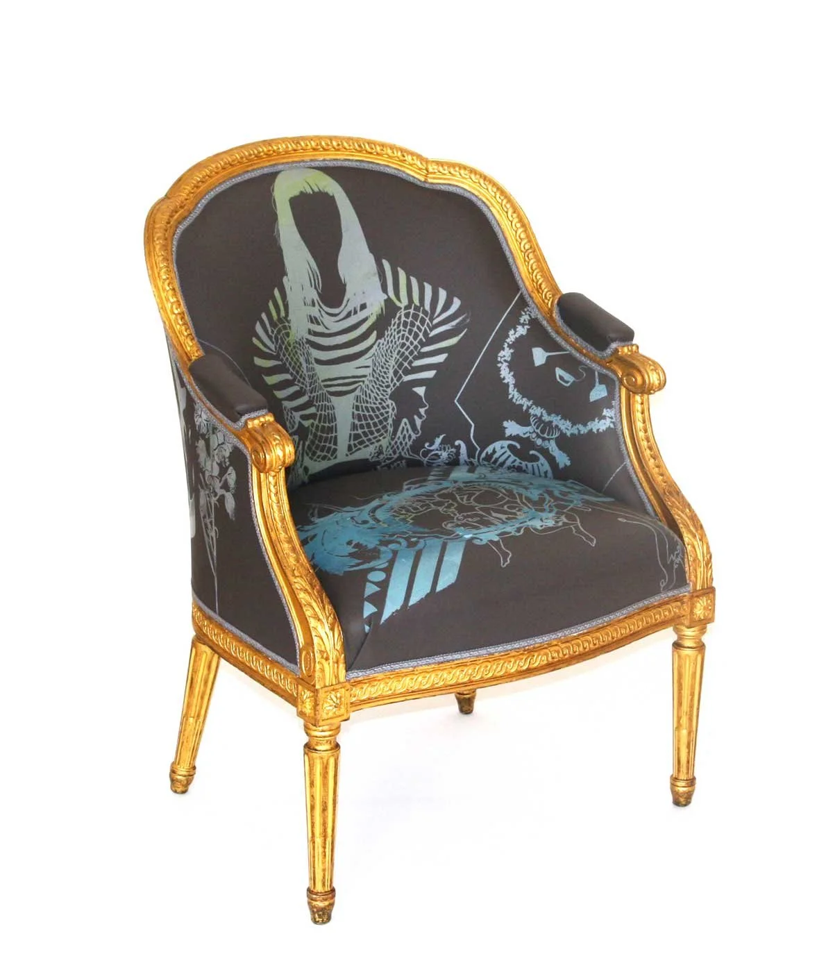 Ein Sessel mit goldfarbenem Rahmen und schwarzem Bezug mit Graffiti-Designs, darunter eine männliche Figur und ein Löwen.