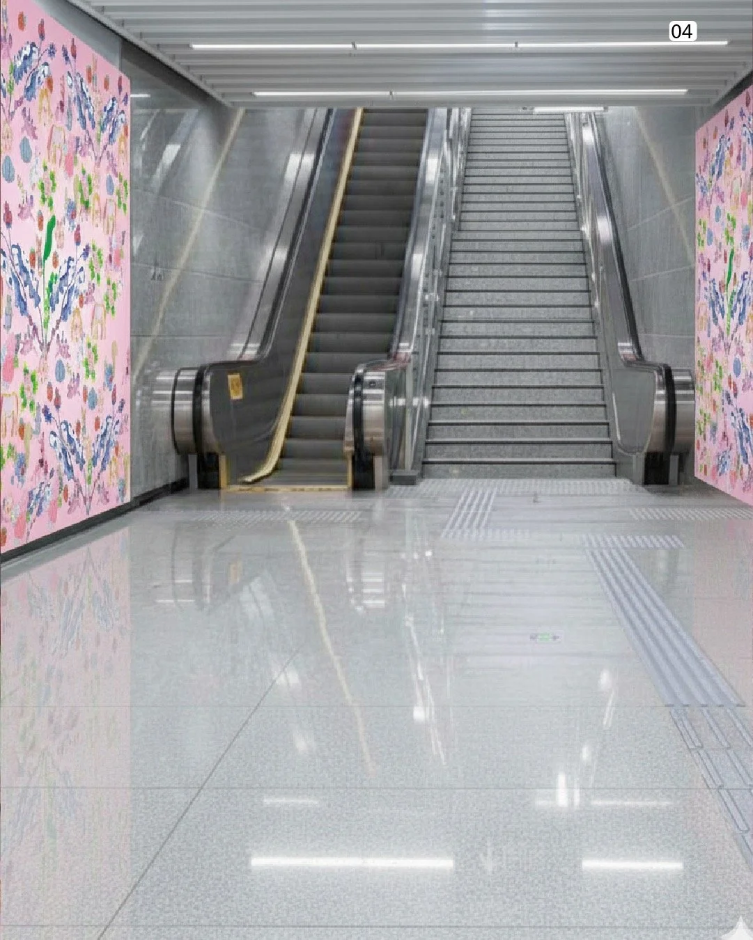 Leere Rolltreppen und Treppen in einem öffentlichen Gebäude mit bunten Wandbildern auf beiden Seiten.
