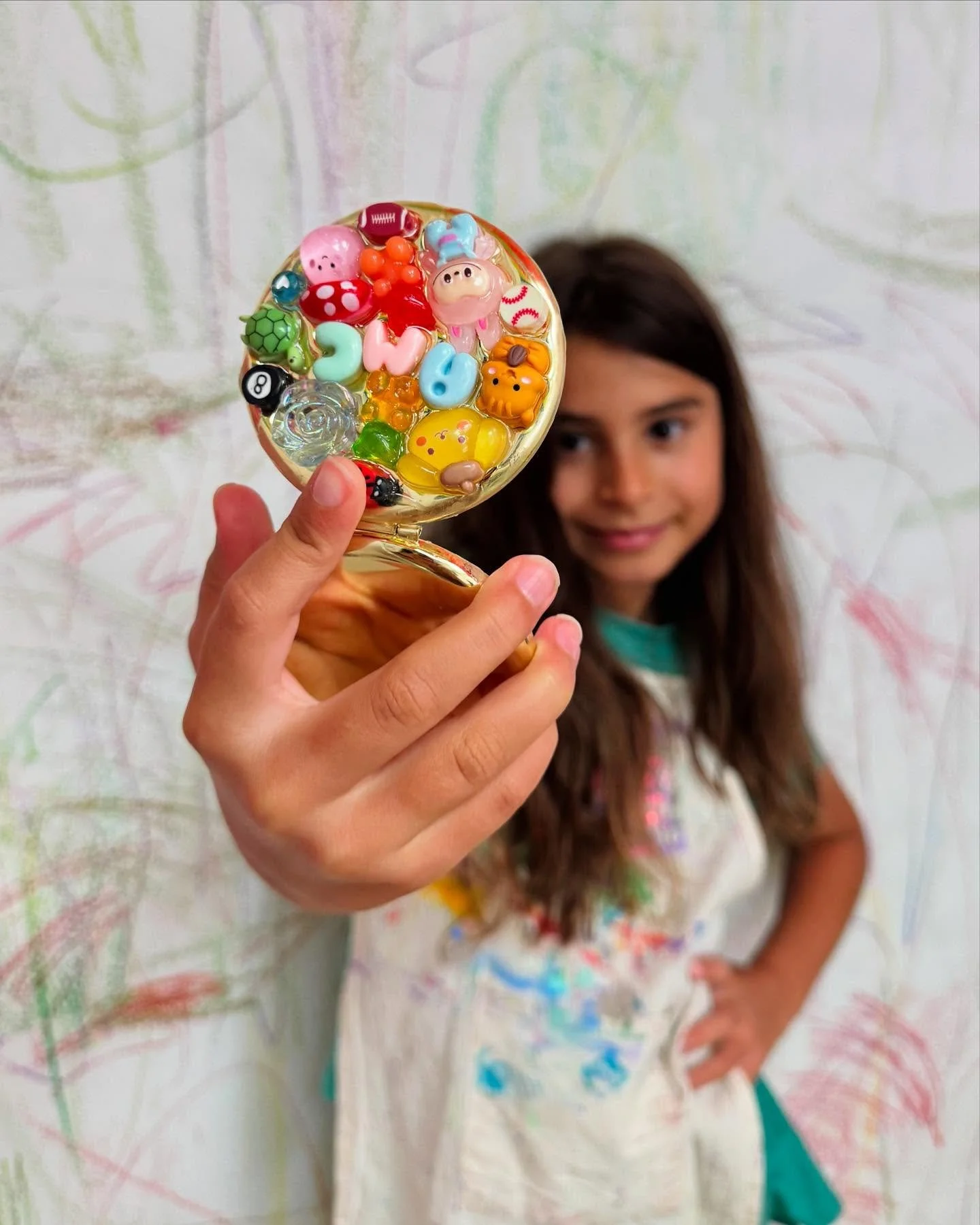 🎀
Cutesy-tootsie mirror compacts as our warm up craft for camp last week. Win 💞
//
#kidcrafts #crafts #kawaii #embellished #charms #artstudio #bedazzled #cutesy