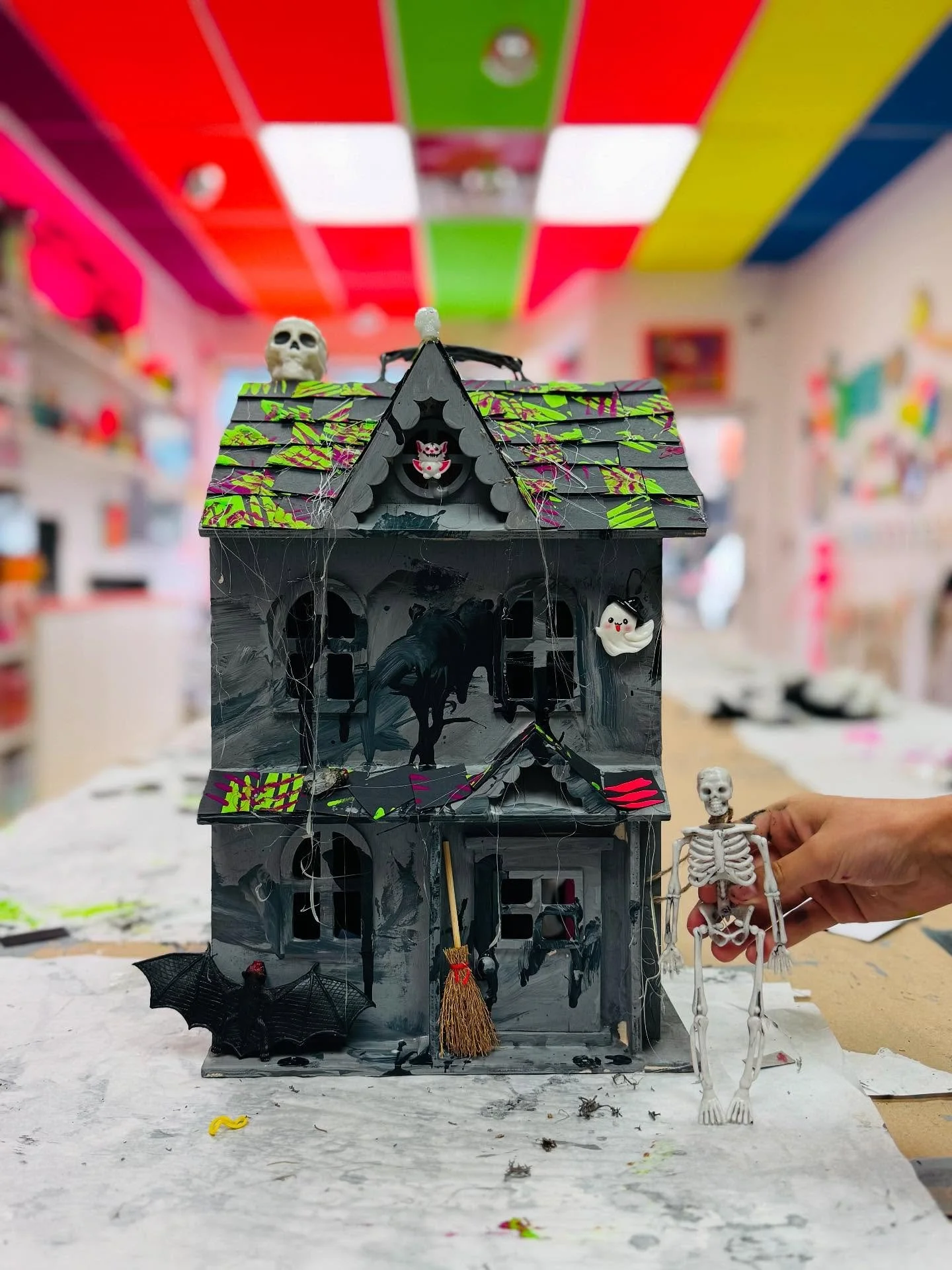 🏚️
Third year doing our haunted house workshop!
Each &amp; every house comes out so awesomely spooky- full of oddities &amp; charm- from mummies in coffins to toilet monsters, shelves of potions &amp; specimens to witches brew! We pack it all in! If