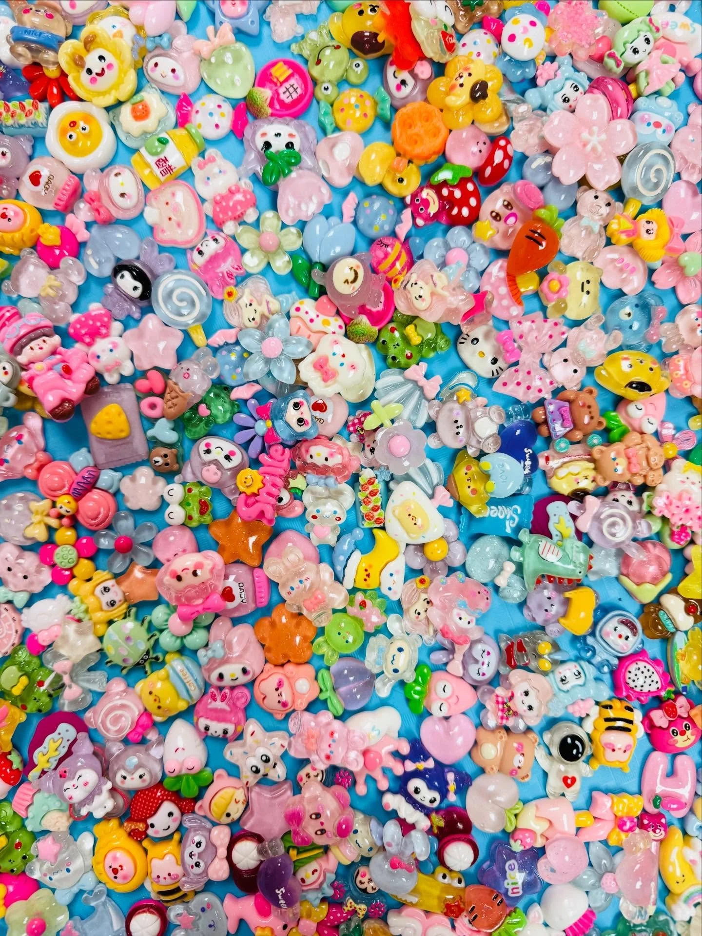 🥳
Party time!!
//
#art  #artstudio #cute #cutsy #kawaii #birthdayparty #charms #tiny #miniature #diy #crafts #kidart #kidcrafts