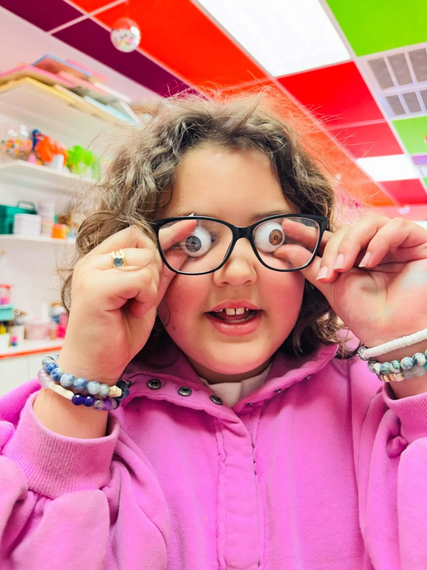 👀
Looking at life with a little extra imagination because a different prospective makes everything more fun! ✨
//
#CreativeKid #artstudio #kidart #fun