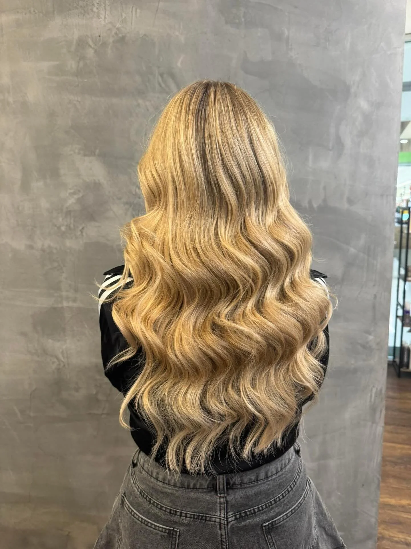 ✨ From grown-out to glowing ✨

We worked with her natural regrowth to create a seamless, bright blonde 💫

To top it off, we added 150g of weft extensions for extra length, fullness, and that dreamy, soft wave look 🤍

Healthy, blended, and effortles