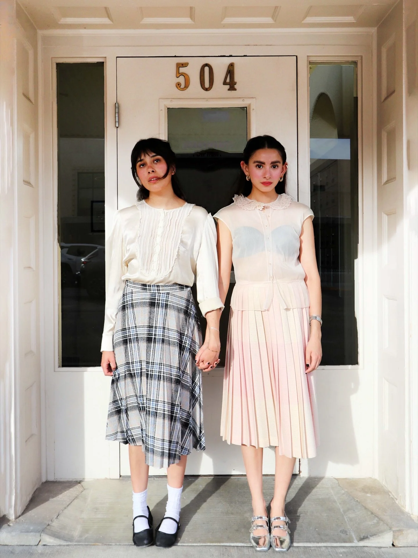 Sister rendezvous @downtownelpaso 👯&zwj;♀️

Shop select 1950s vintage @ifellinlovehere 💋
Open Tuesday-Sunday 12-8PM 
601 N Oregon St, El Paso TX 79901