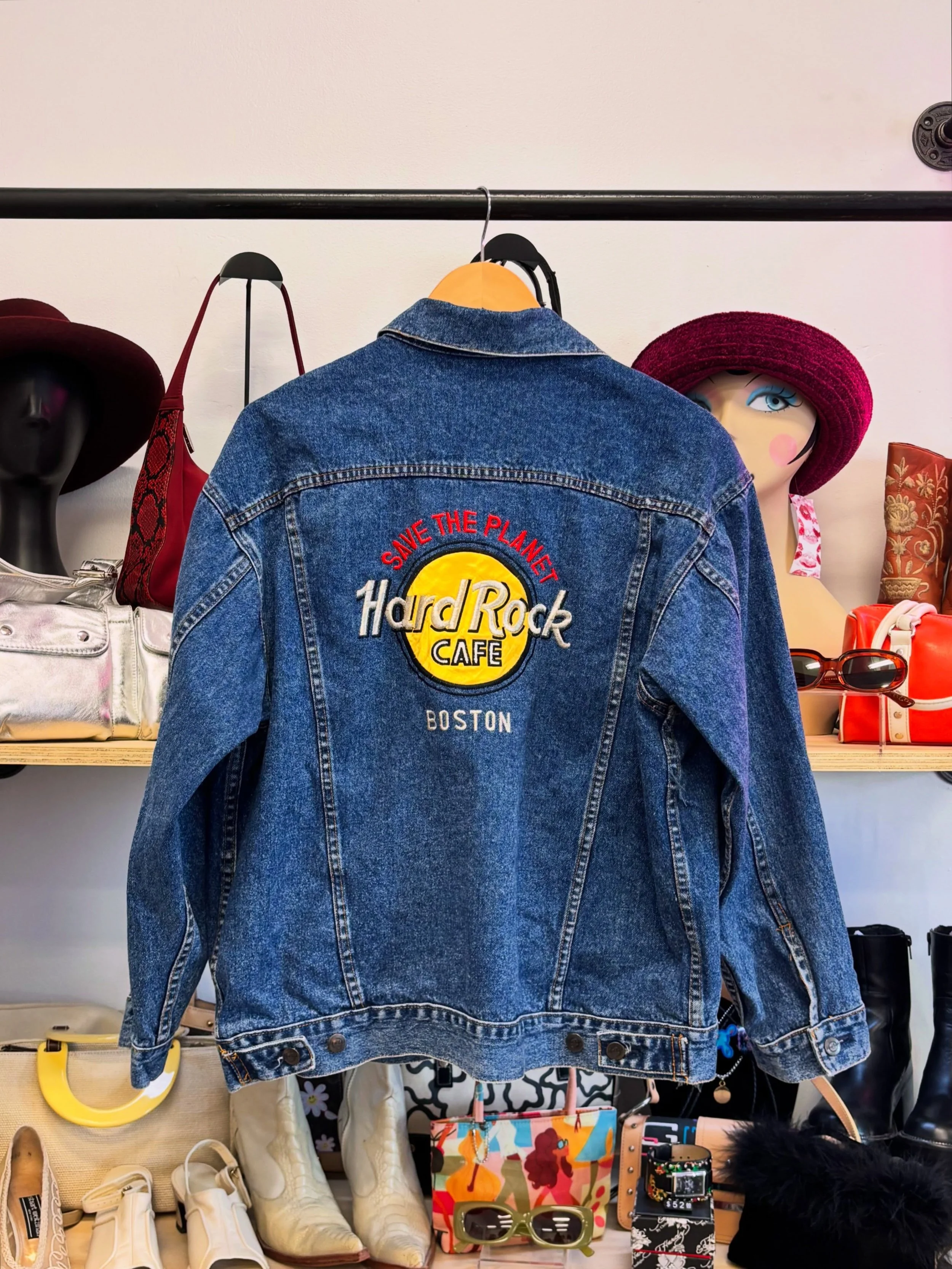Happy Tuesday! Graphics just dropped @ifellinlovehere 💥💋 Come shop new arrivals open Tuesday-Sunday 12PM-8PM 👋
