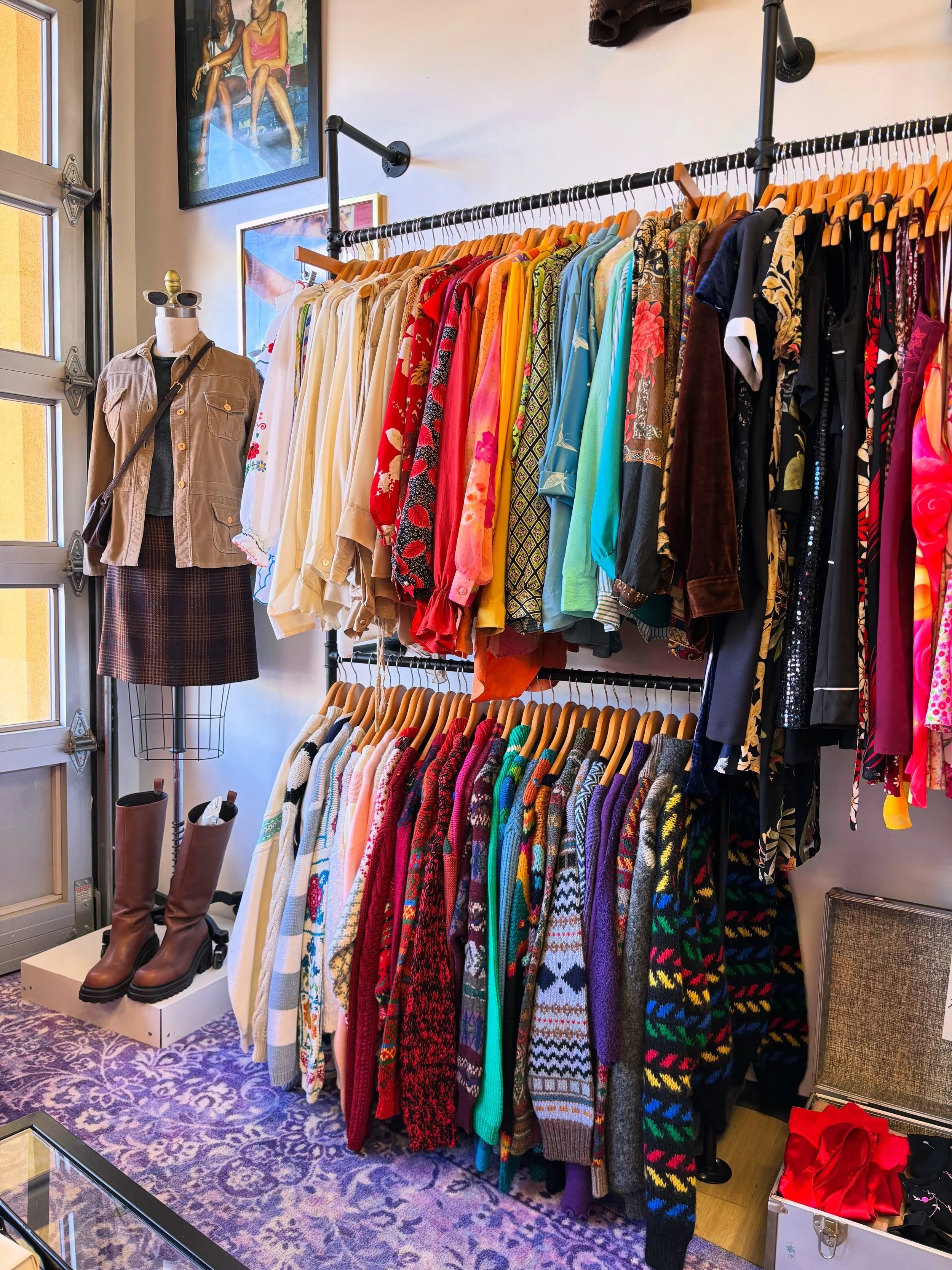 Have you ever seen a corner so ✨perfect✨? Your fall wardrobe is crying for a pop of color 🌈 

Shop neutrals, statements &amp; basics @ifellinlovehere 💋
Open Tuesday-Saturday from 12-8PM &amp; Sundays from 12-6PM 🛍️