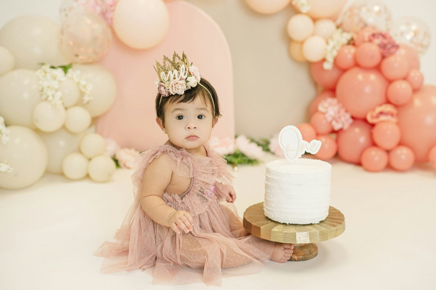 Did you know I've got cute birthday crowns for cake smash babies?! Just look how cute it looks!

First birthday cake smash sessions include 2 custom backgrounds, balloon garland, white cake, access to client closet, family photos and optional splash 