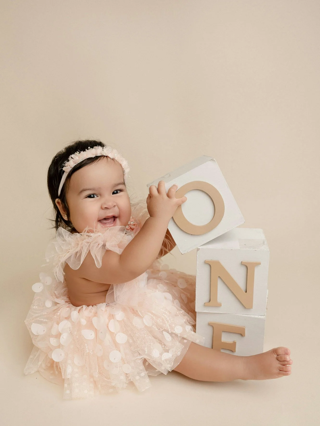 &ldquo;One year down, a lifetime to go 🤍 Cake smash sessions for Houston families who want photos that feel joyful and classic.&rdquo;
#HoustonMoms #CakeSmashHoustonTX #BabyPhotography