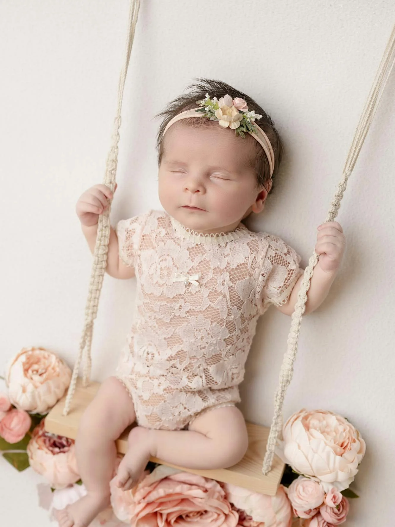 This season is brief&mdash;but these memories are forever 🤍
Houston newborn photography designed to stand the test of time.

#LuxuryNewbornPhotography #HoustonNewborns #HoustonPhotographer #HoustonFamilies #BabyPhotoshoot #NewbornSession #HoustonTX 