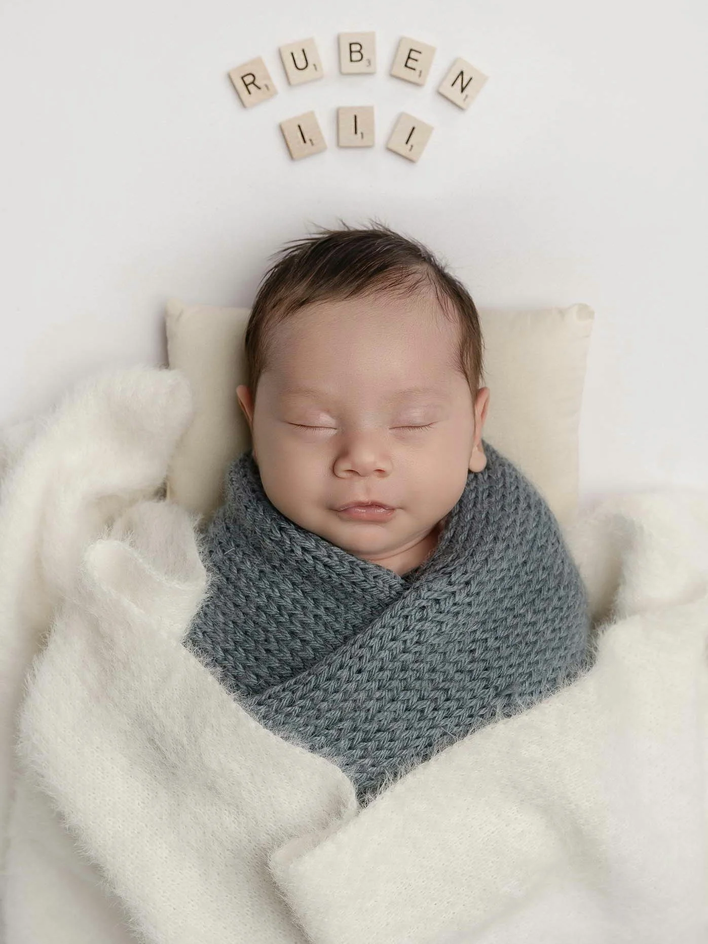 A moment you&rsquo;ll never want to forget.
#HoustonPhotographer #NewbornPhotoshoot #MinimalistStyle #HoustonMomsLife #BabySnuggles