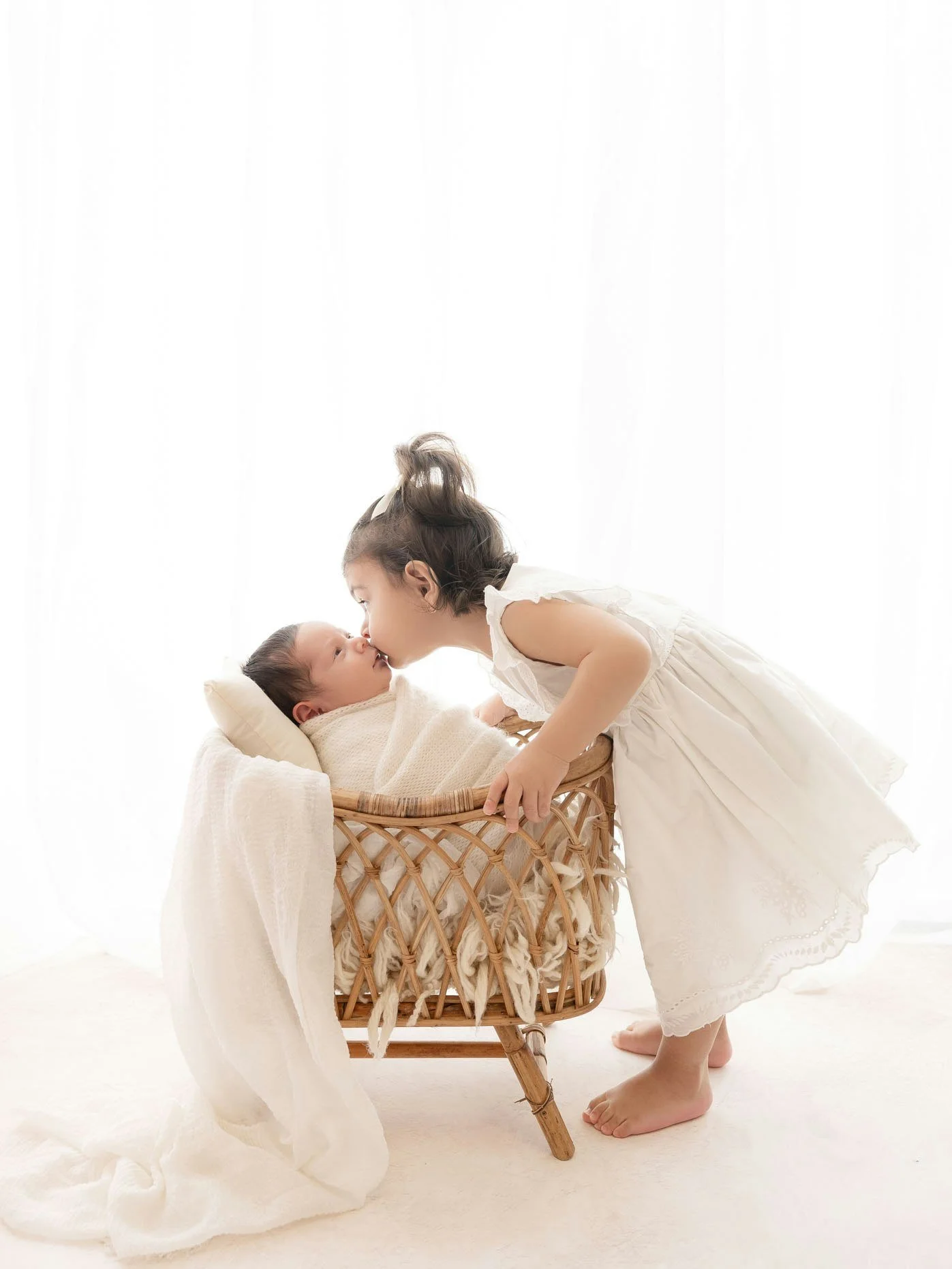 A moment you&rsquo;ll never want to forget.
#HoustonPhotographer #NewbornPhotoshoot #MinimalistStyle #HoustonMomsLife #BabySnuggles