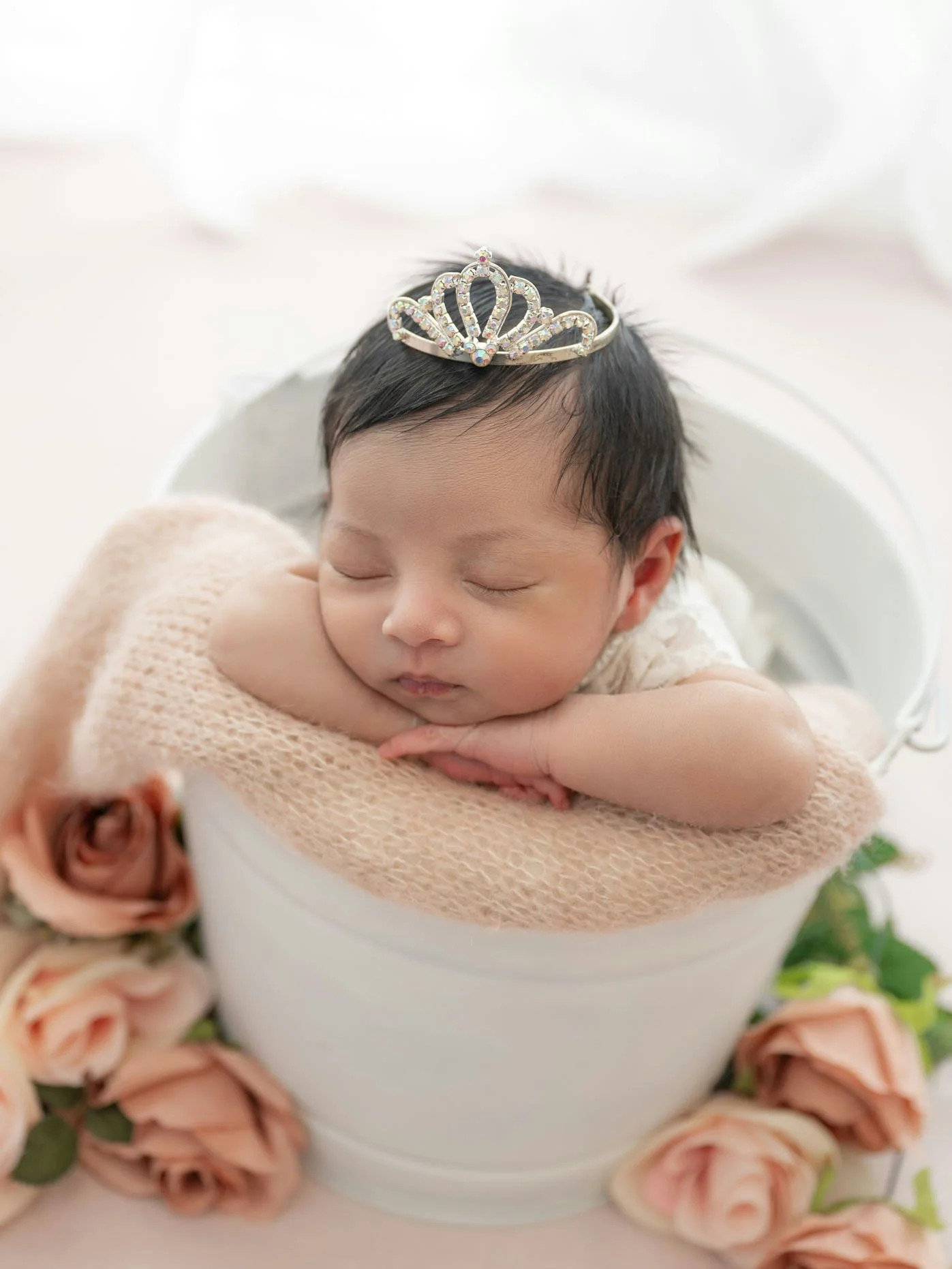 Delicate. Pure. Timeless.
#NewbornMagic #HoustonPhotographyStudio #BabyDetails #HoustonMomLife #ClassicPhotography