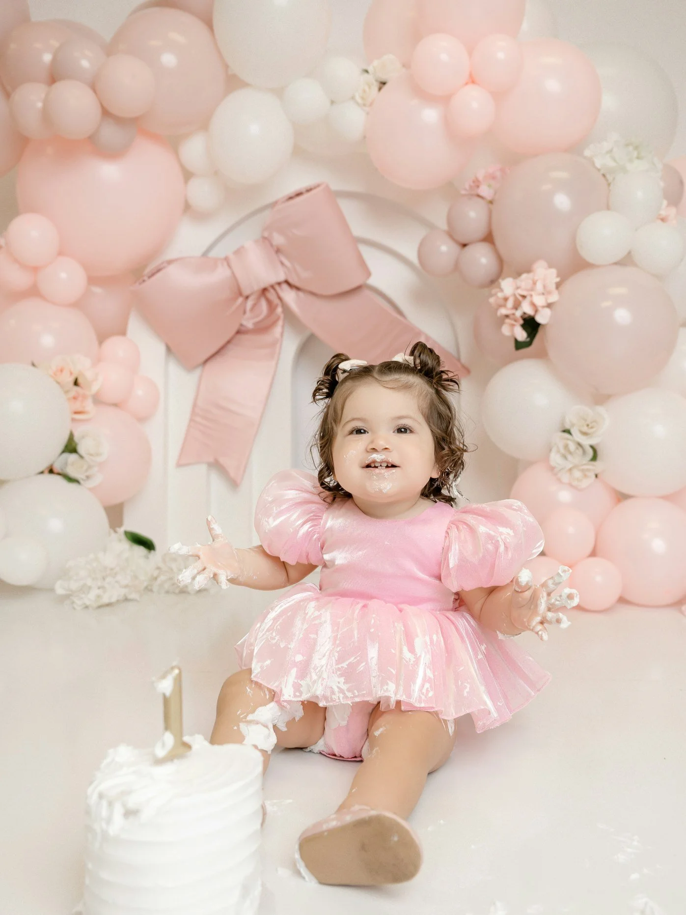 Messy moments make the best memories.
#HoustonMom #CakeSmash #FirstBirthdayPhotos #HoustonPhotography