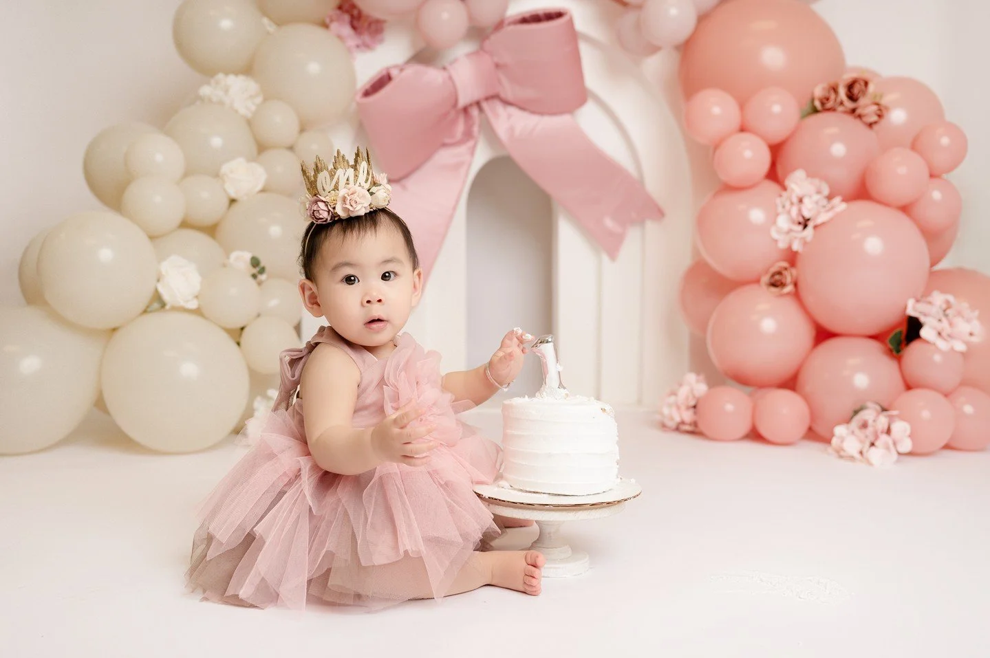 Messy hands, happy heart.
#HoustonMoms #CakeSmashHouston #BabyMilestones #HoustonPhotography