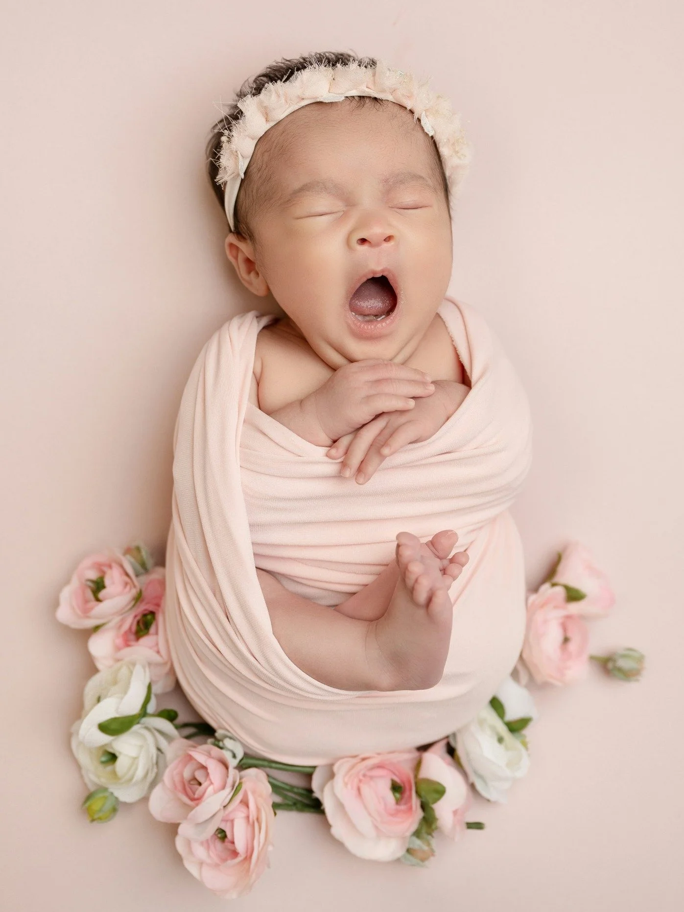 Simple moments. Lasting memories.
#HoustonMomLife #NewbornPhotoshoot #TimelessPhotography #HoustonFamilies