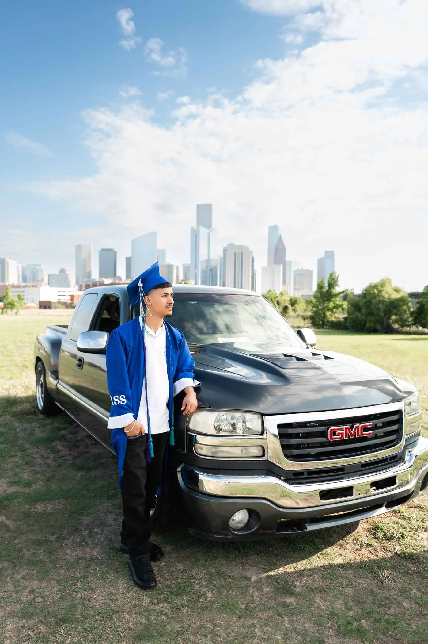 senior photos with houston skyline and truck