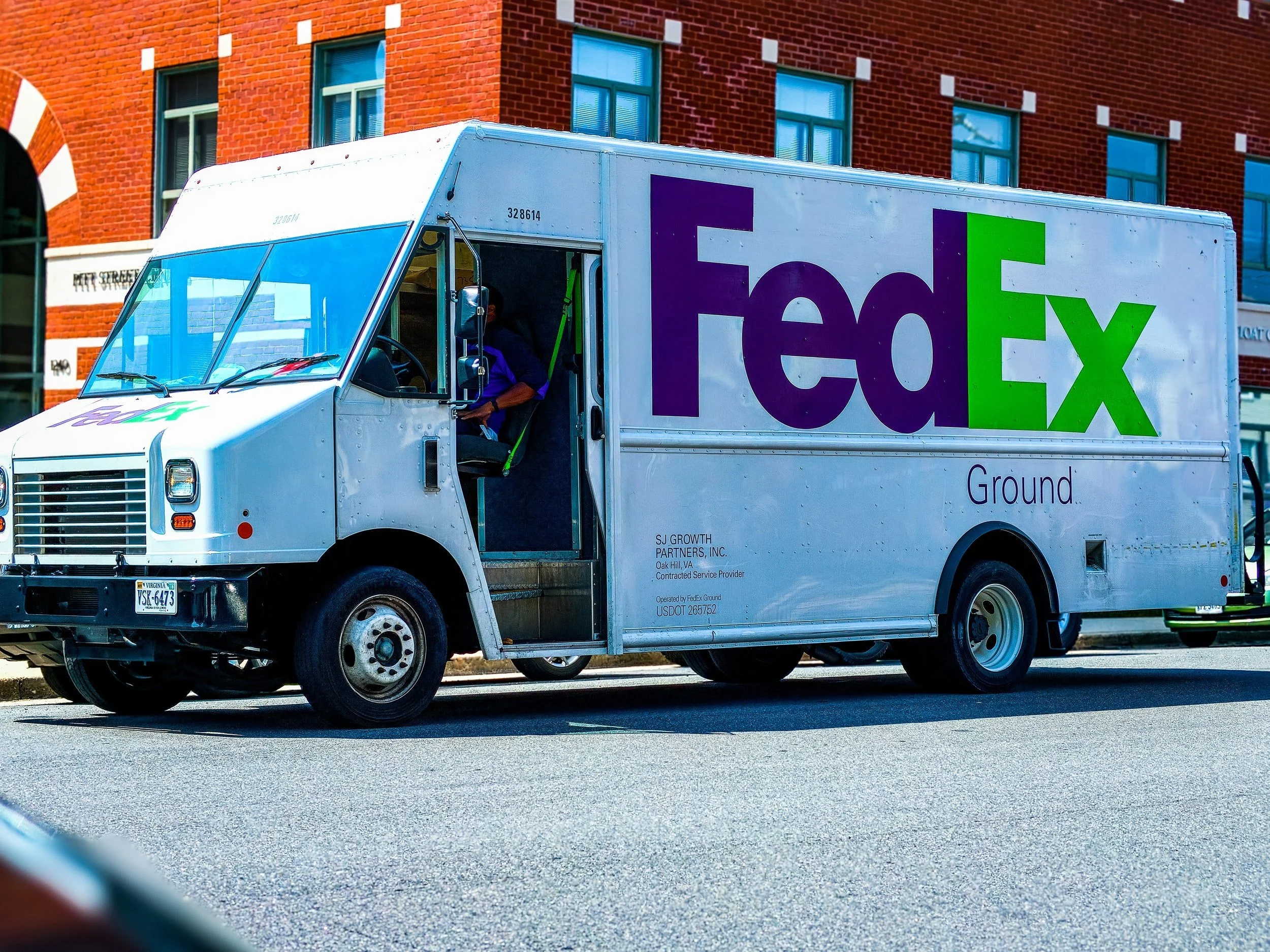 FedEx will close all data centers and transition to the cloud within two years