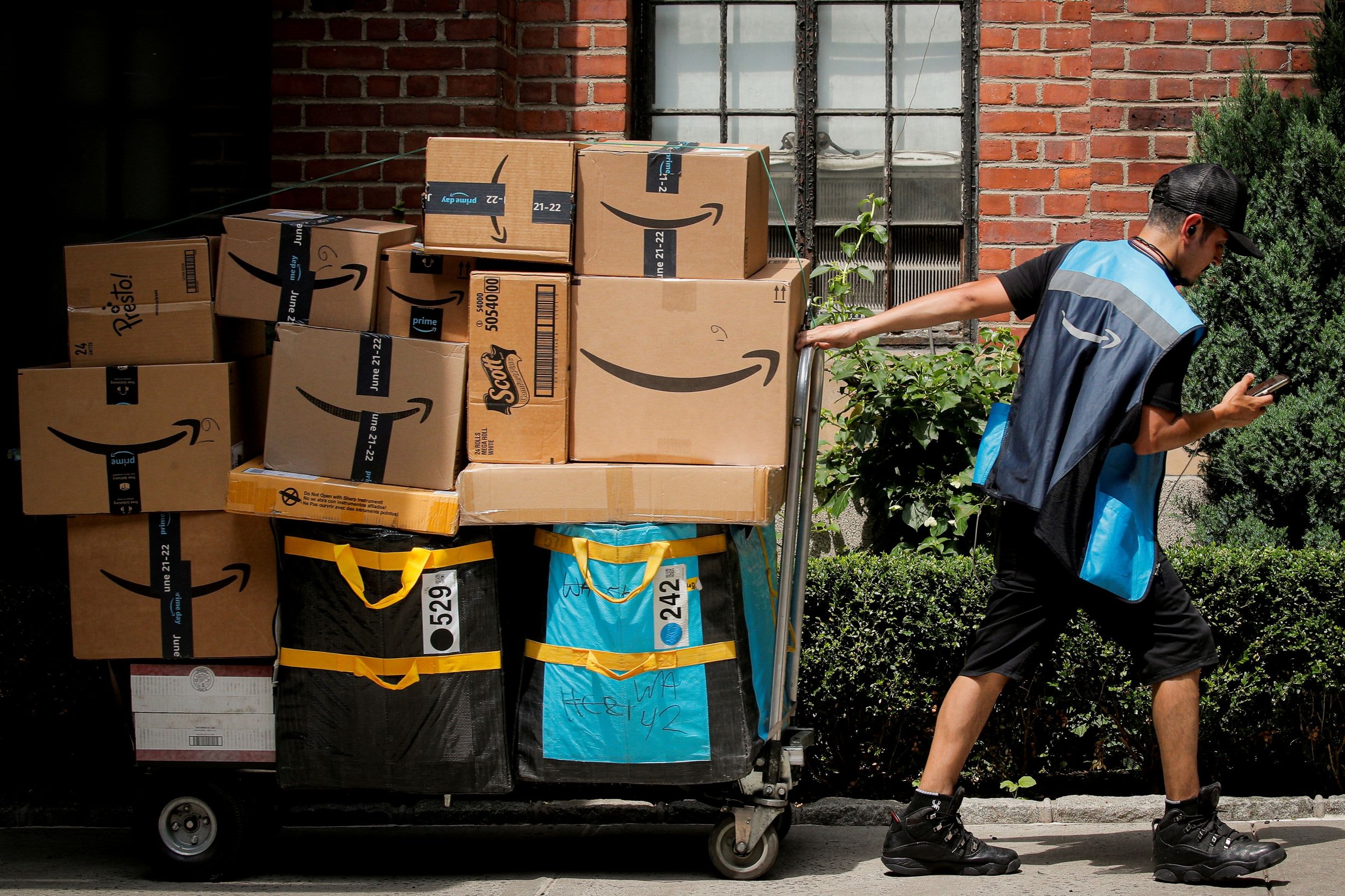 Amazon expanding same-day delivery service