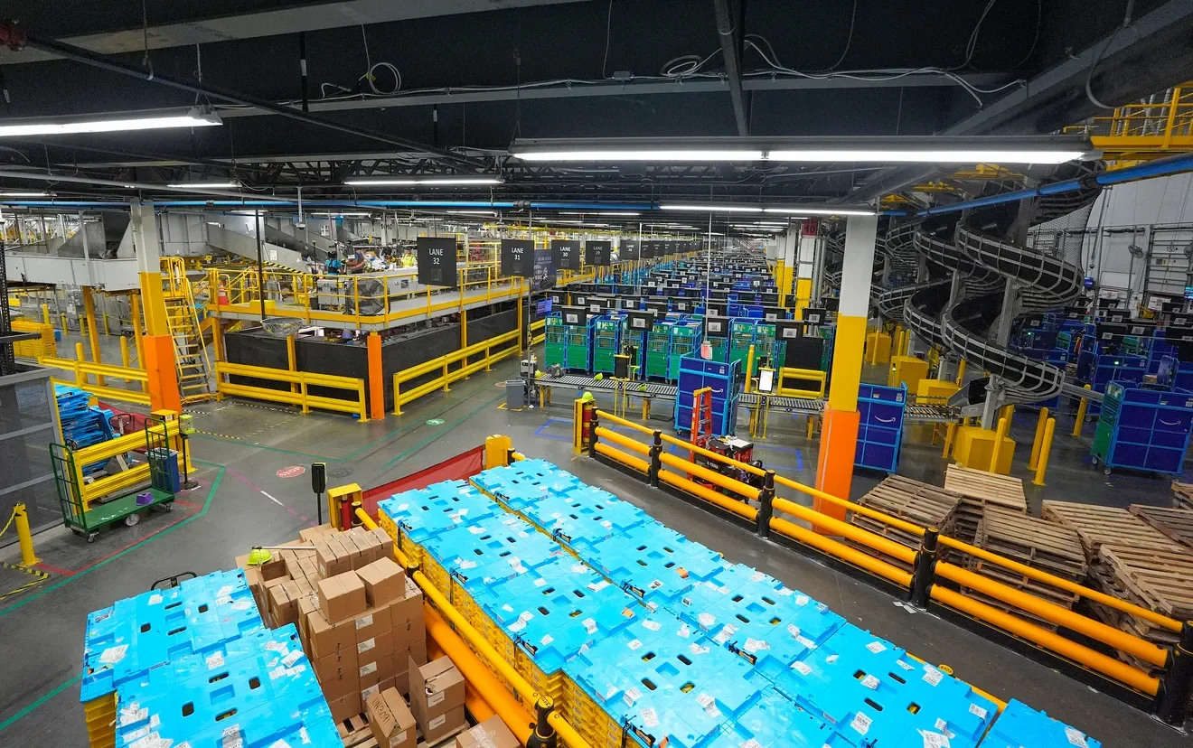 83647931007-amazon-robotic-09-83584621007.webp