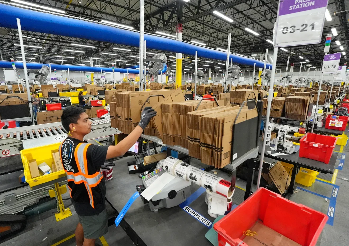 83647936007-amazon-robotic-08-83584621007.webp
