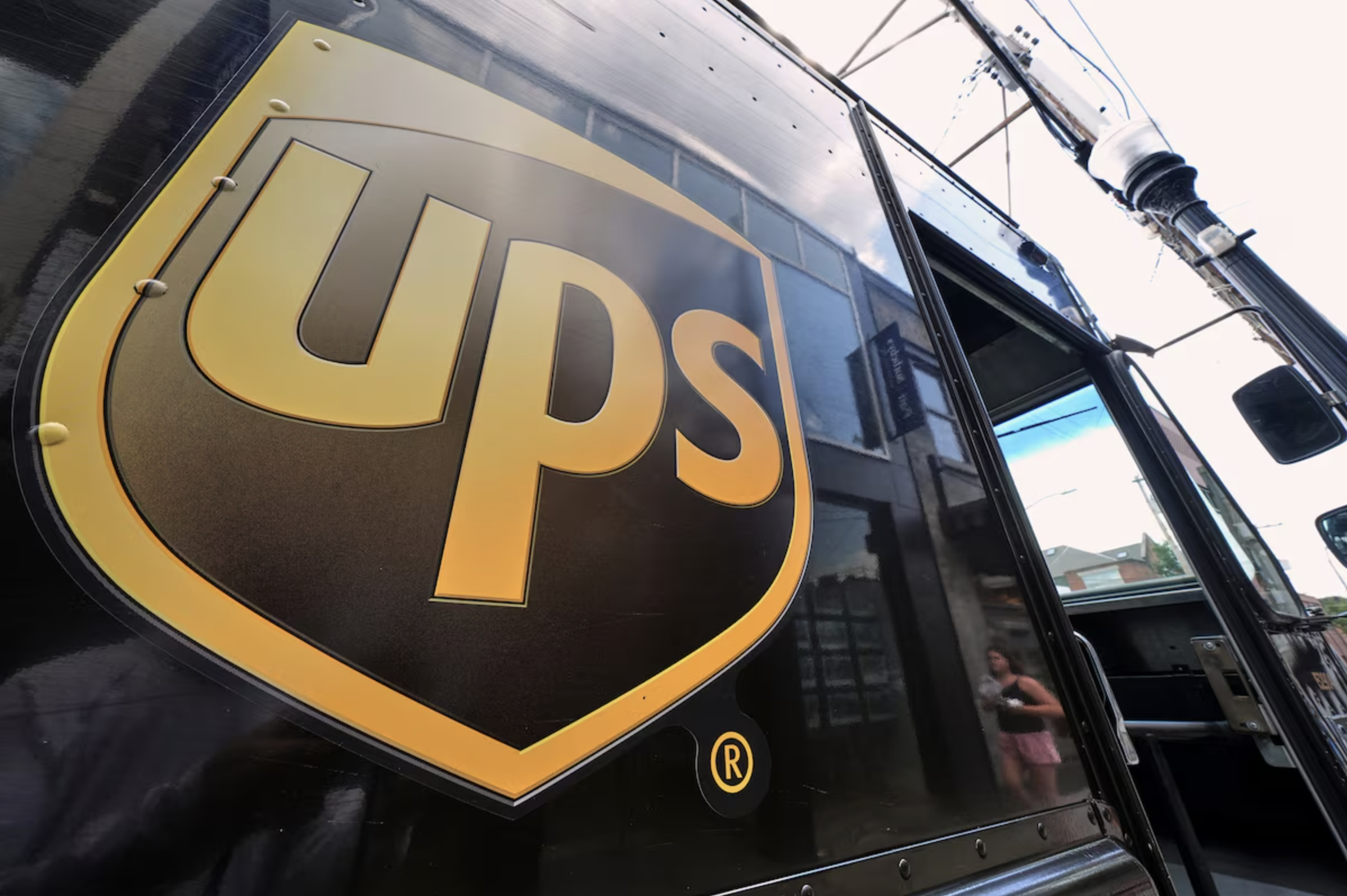 Why UPS Just Bought Hundreds of Truck-Unloading Robots