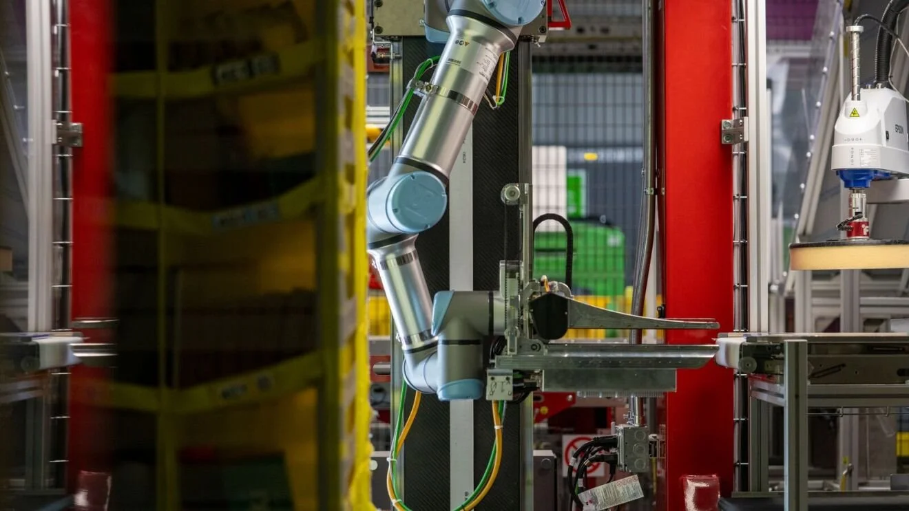  Amazon's Vulcan robot, the company's first robotic system with a sense of touch. 