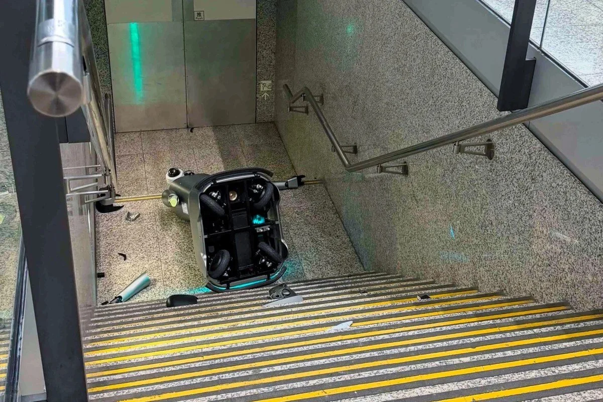 Patrolling Humanoid Robot Falls Down Staircase at Hong Kong Airport