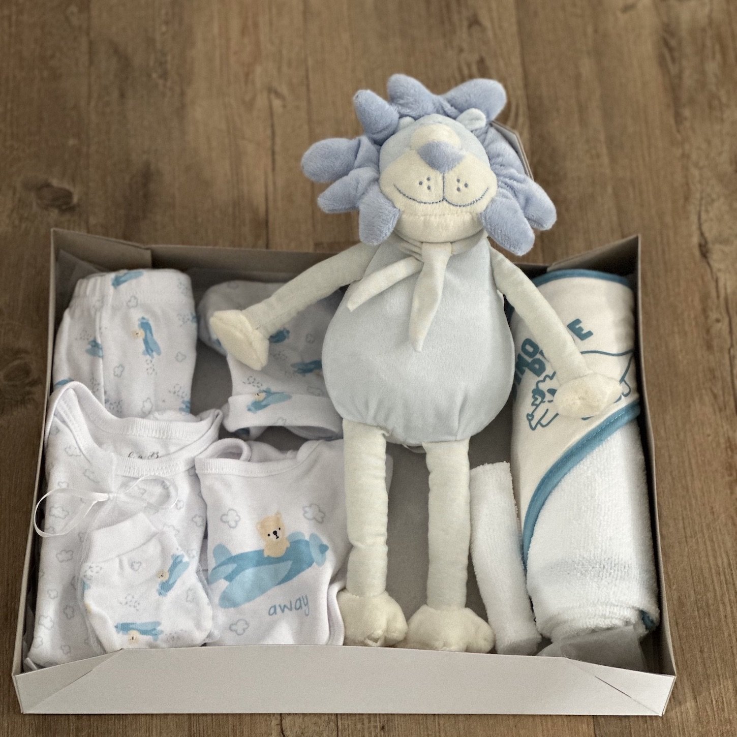 Baby gift box with a lion toy, hooded towel & Washer, 5 piece clothing set in blue and white.