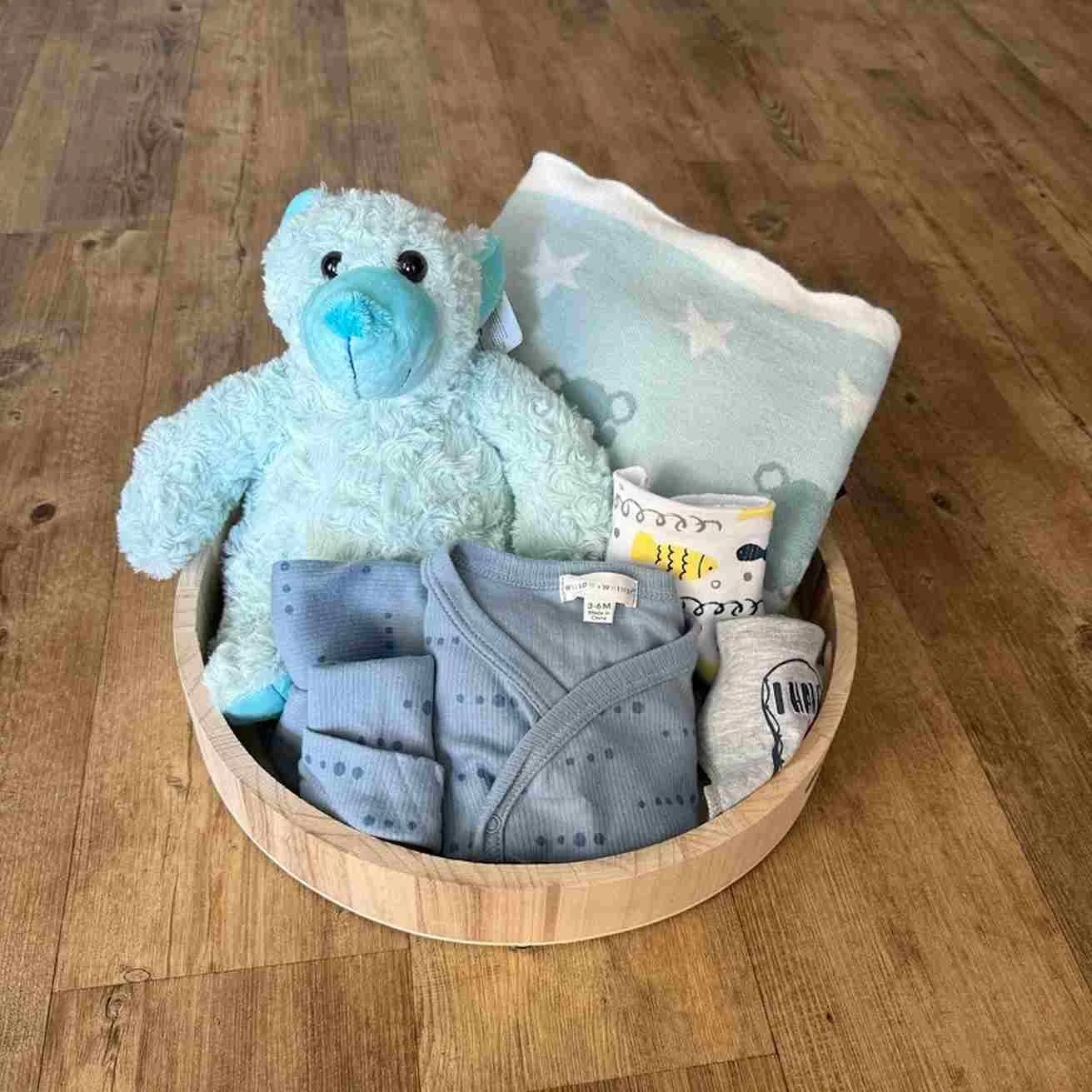 Baby gift ray with teddy bear, blanket, 3-piece clothing set and 2 bandana bibs, ideal new born or baby shower gift.