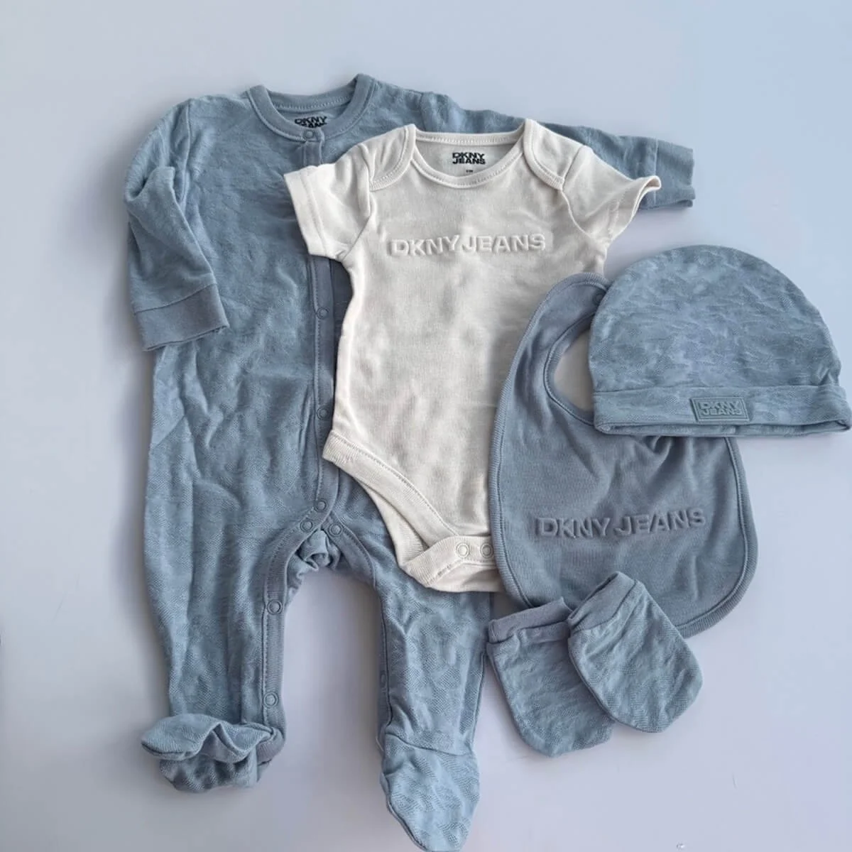 Baby 5-,piece blue clothing set - bodysuit, legless suit, bib, hat, mitten. Gift includes blanket and pram toy and rattle.