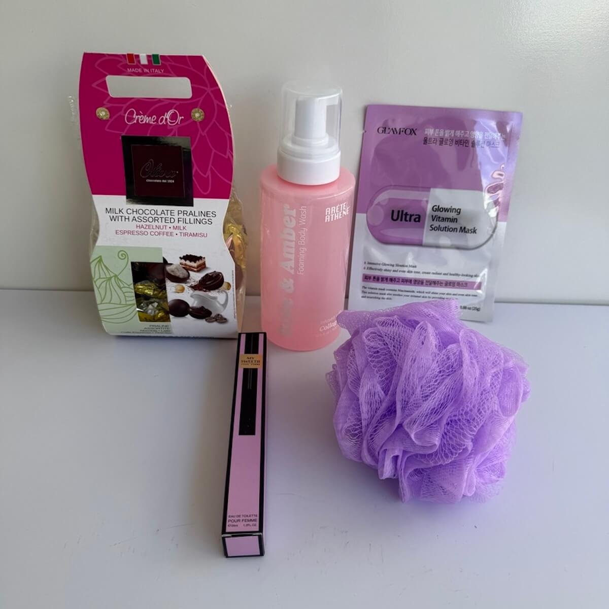Olivia Chocolates 230g and Foaming body wash with a vitamin face mask, roll on perfume and body washer which are all included in the gift hamper.