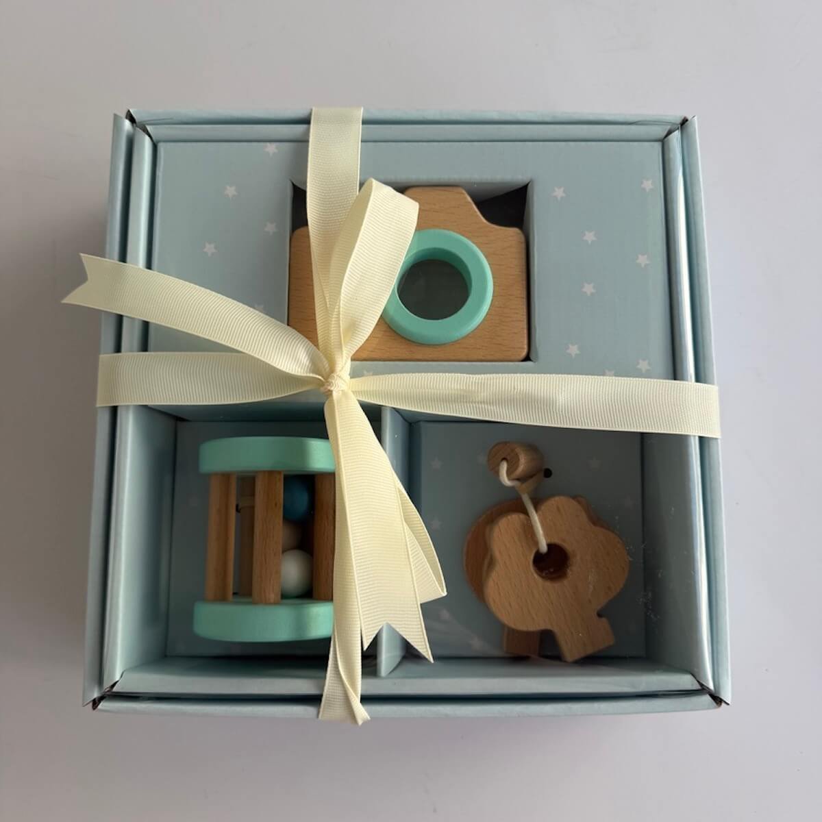 boxed set with 3 rattles made of wood and perfect for learning to play.
